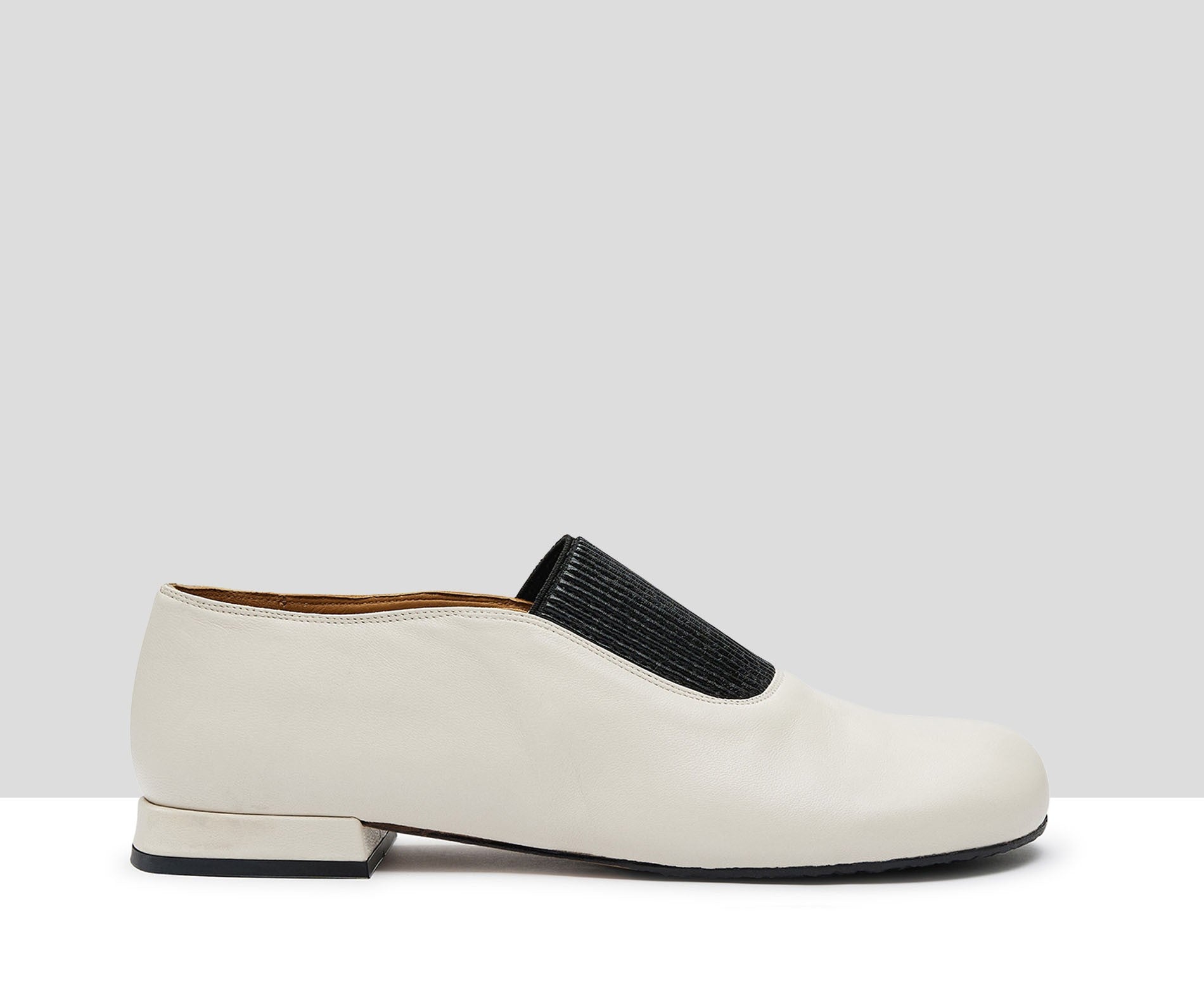 Zapato de mujer en piel con tacón bajo. Kika