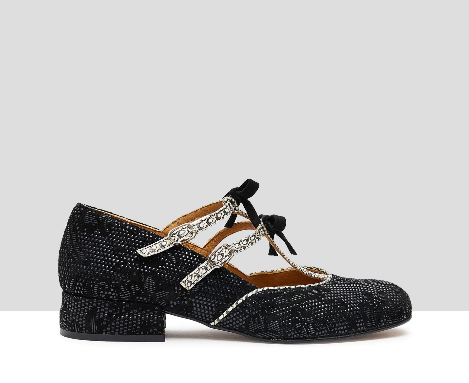 Zapato de mujer en piel con tacón bajo. Karis