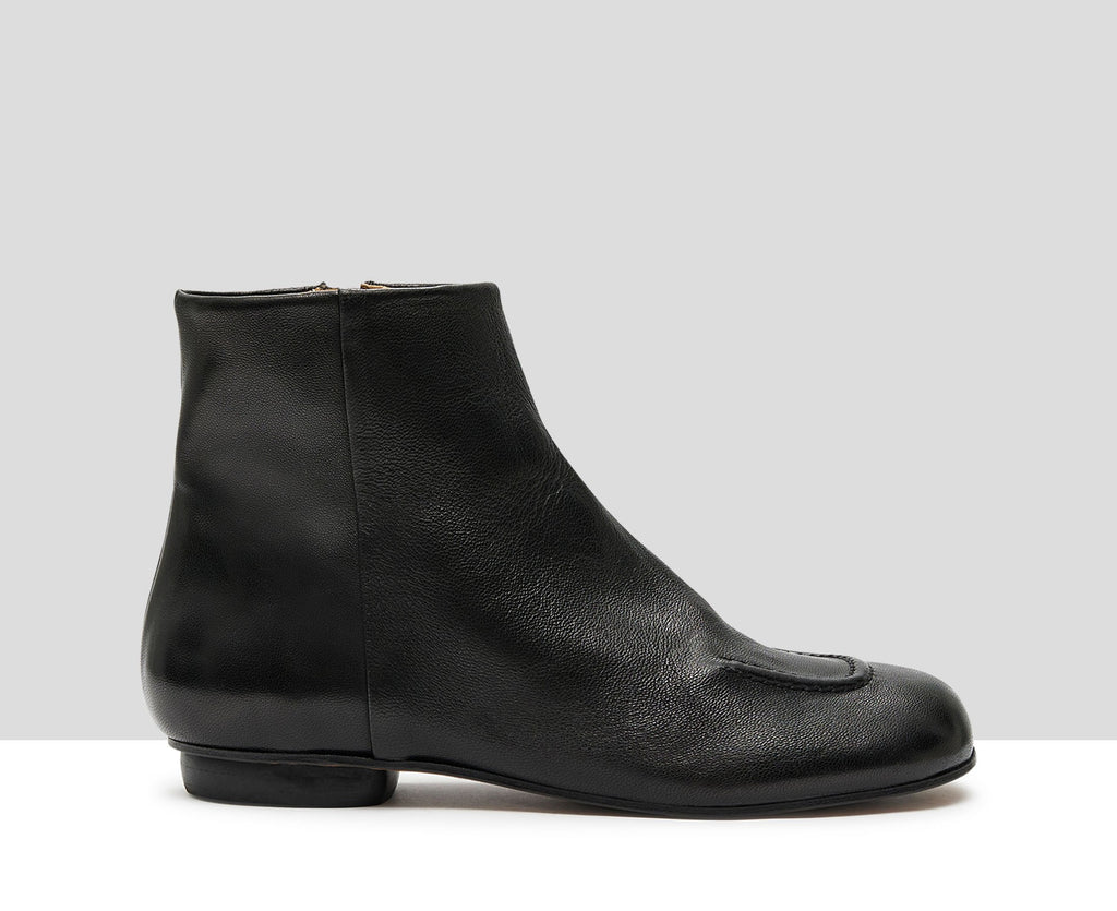 Botín de mujer en piel con tacón bajo. Keiko