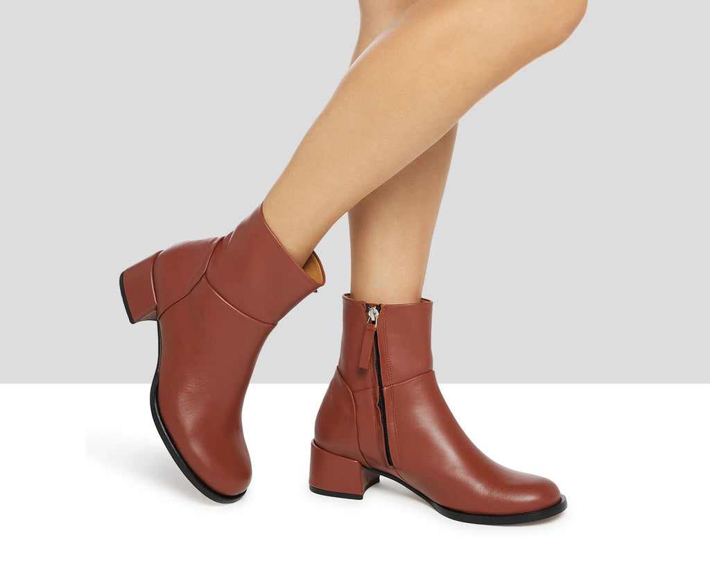 Botín de mujer en piel con tacón bajo. Kirby