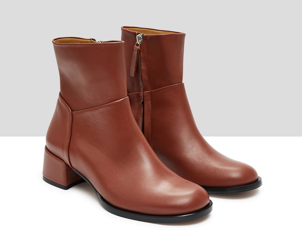 Botín de mujer en piel con tacón bajo. Kirby