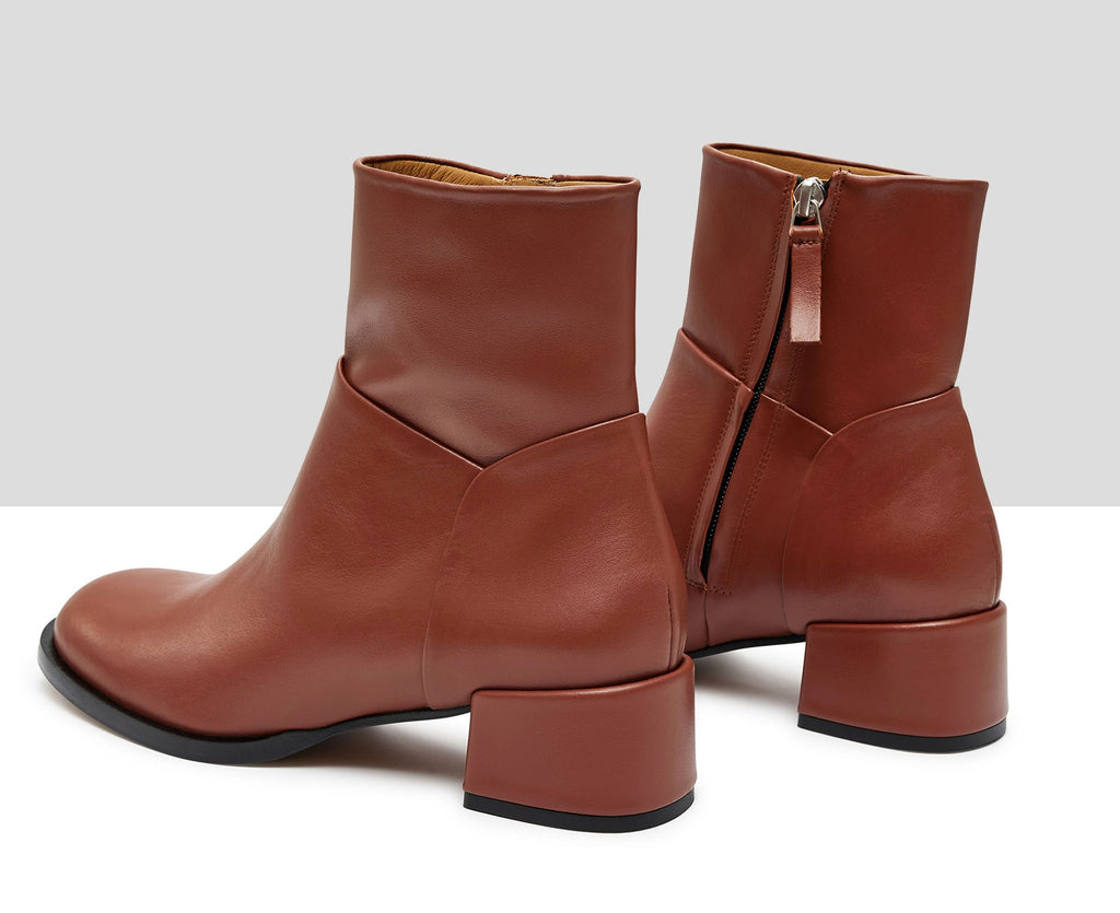 Botín de mujer en piel con tacón bajo. Kirby