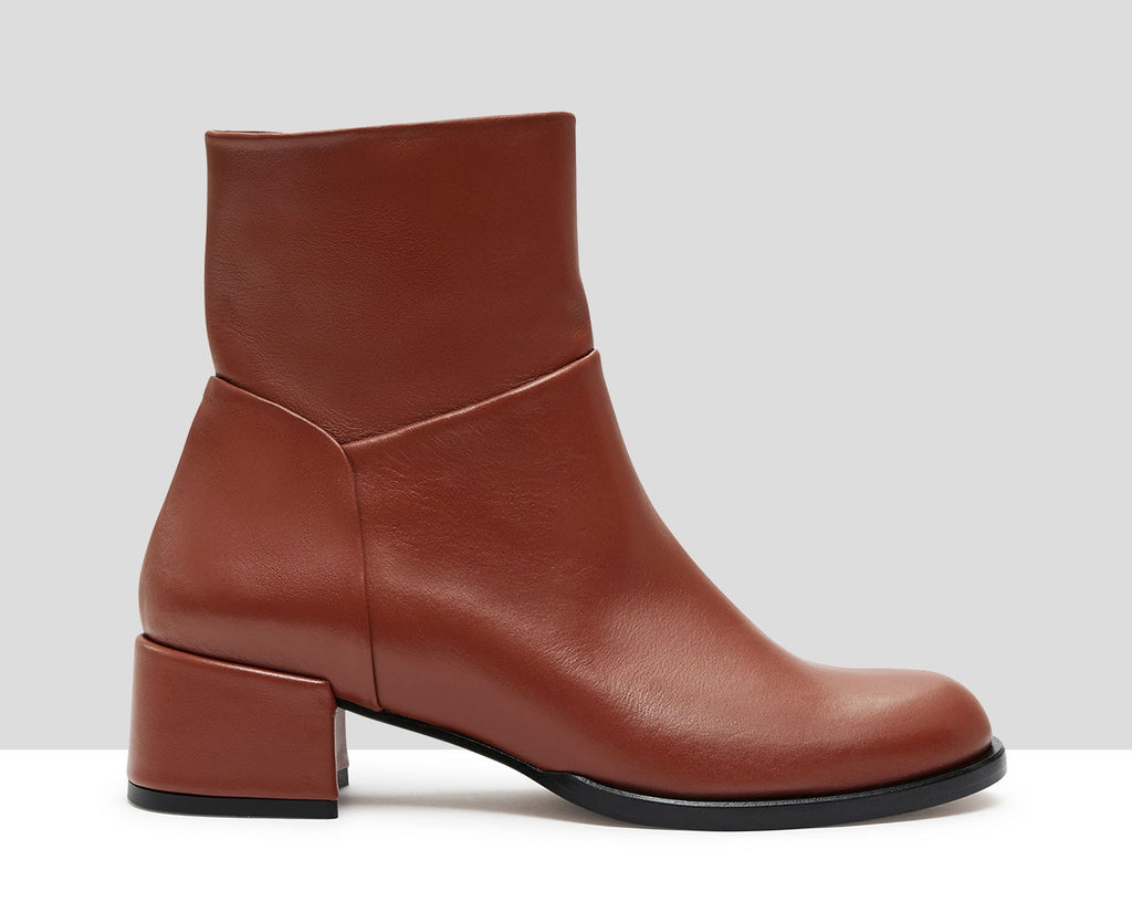 Botín de mujer en piel con tacón bajo. Kirby