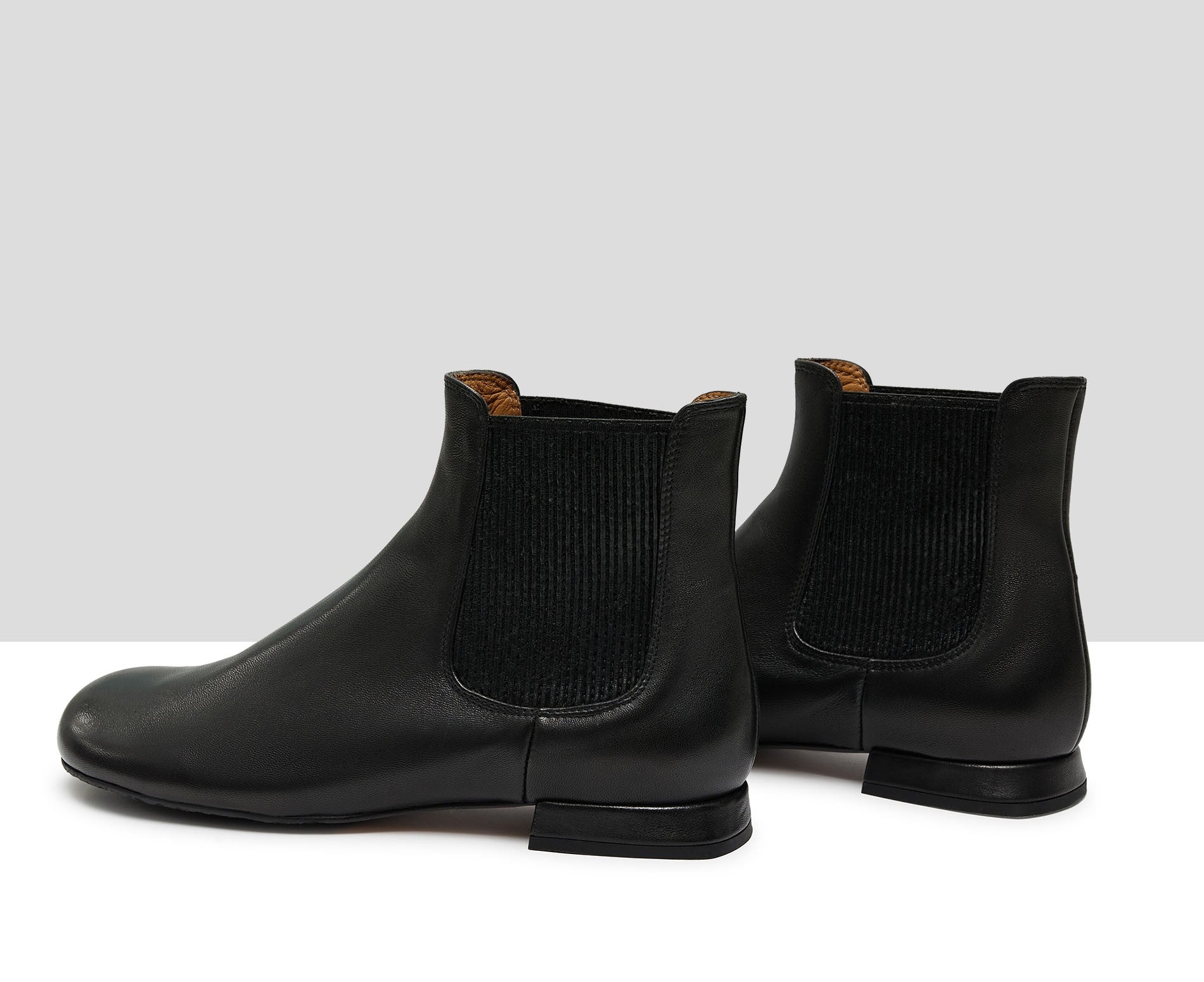 Botín de mujer en piel con tacón bajo. Kelly