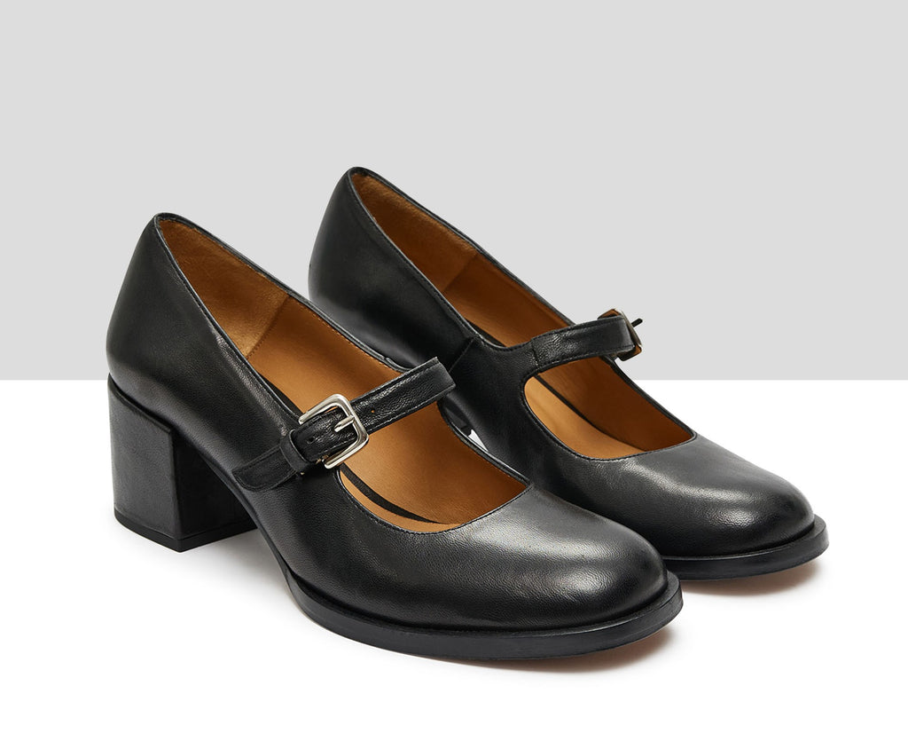 Women's leather shoe with a medium heel. Kayla