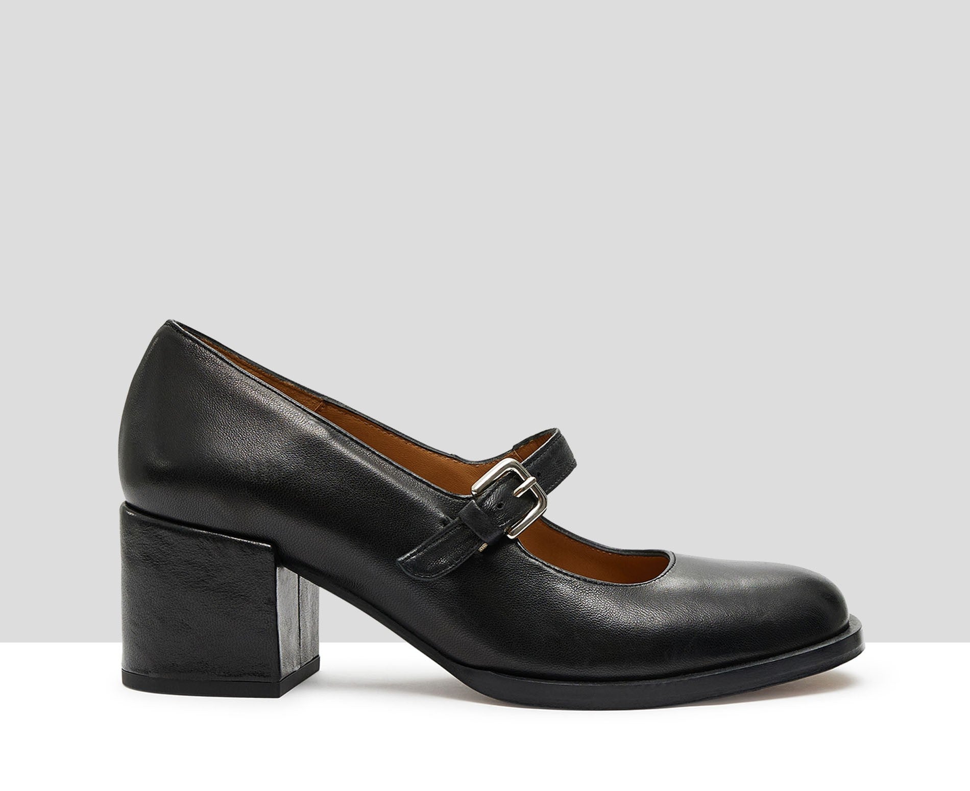 Zapato de mujer en piel con tacón medio. Kayla