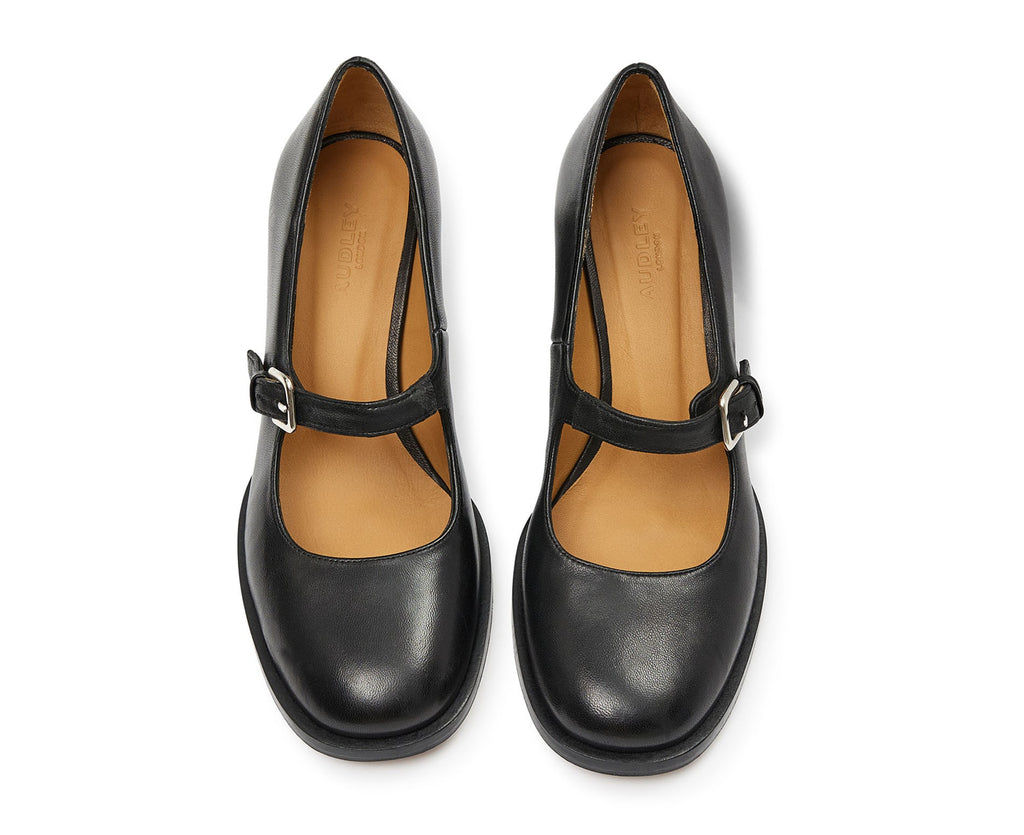 Women's leather shoe with a medium heel. Kayla