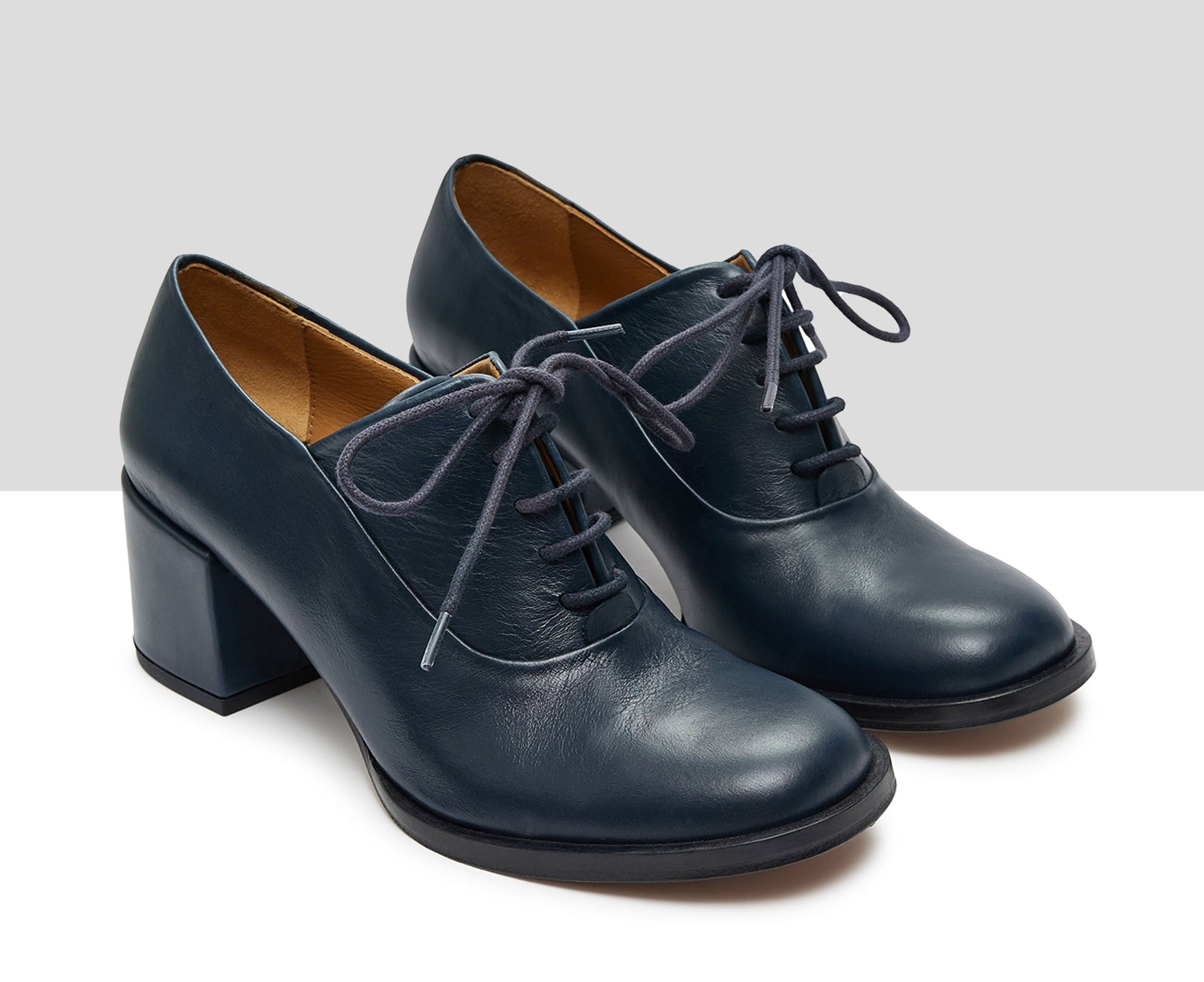 Women's leather shoe with a medium heel. Katrin