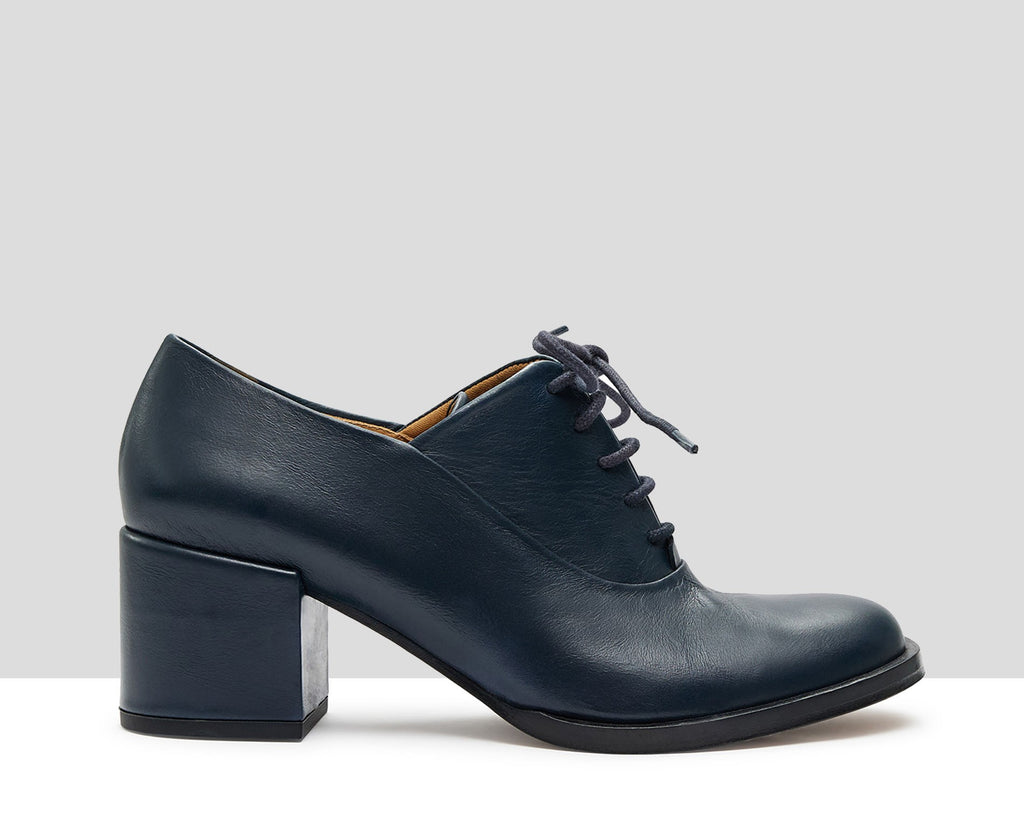 Women's leather shoe with a medium heel. Katrin