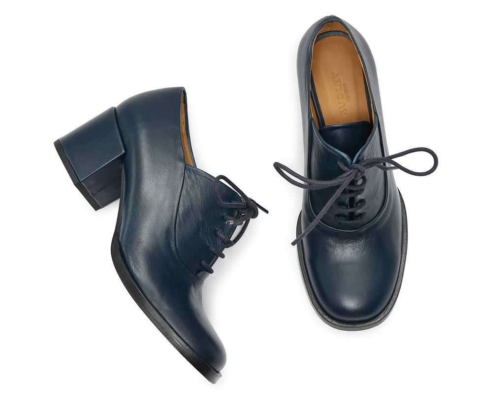 Women's leather shoe with a medium heel. Katrin