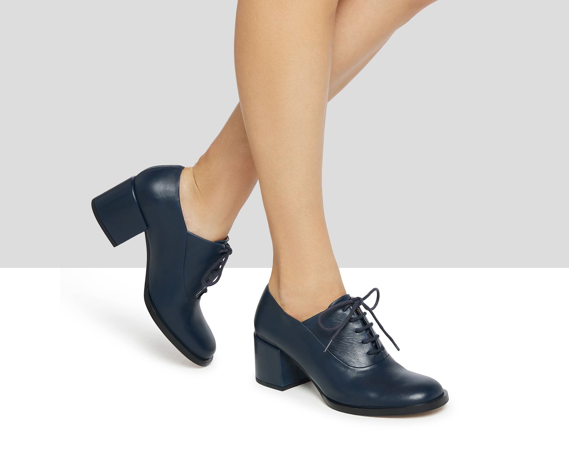 Women's leather shoe with a medium heel. Katrin