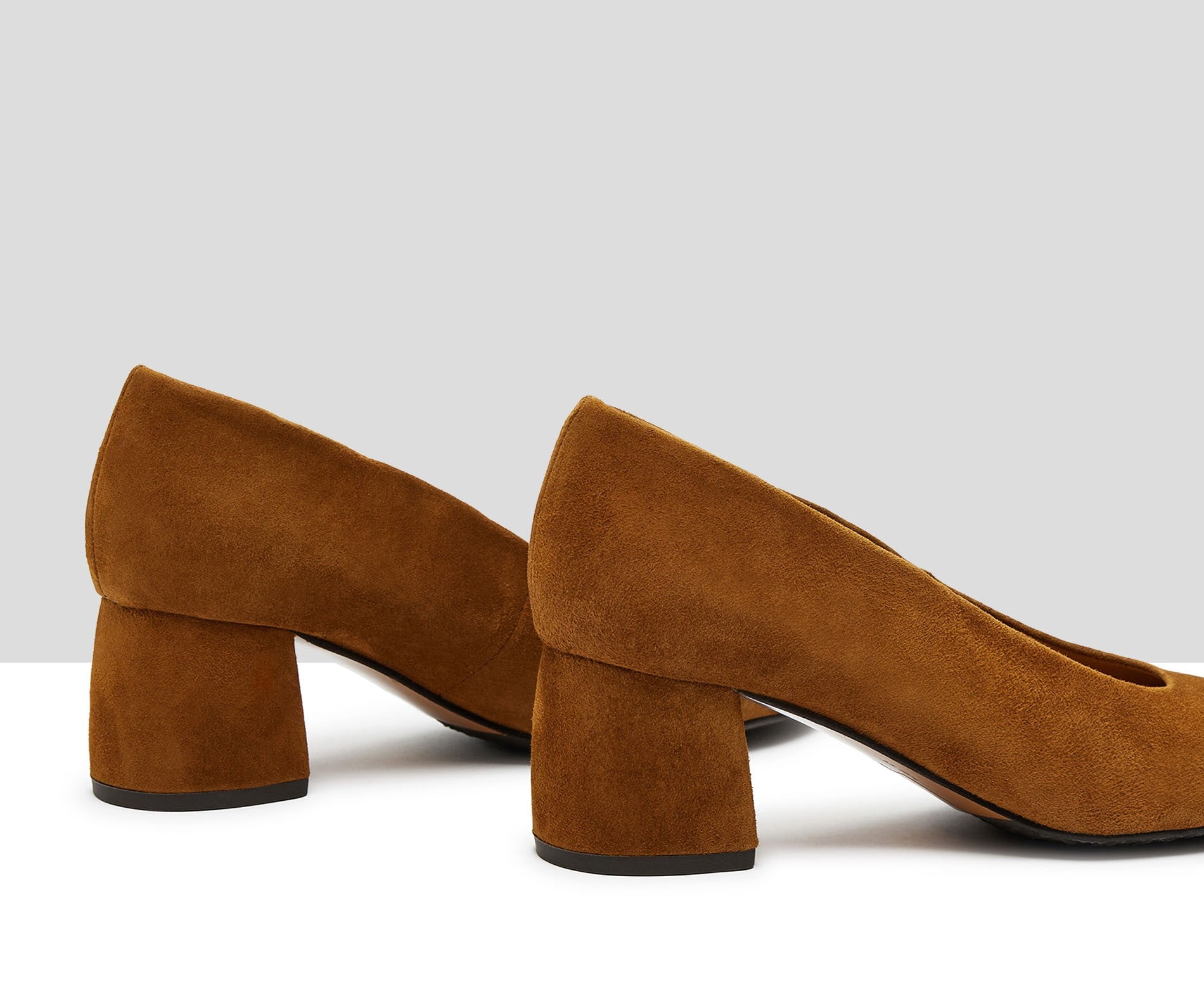 Zapato de mujer en piel con tacón medio. Isidora