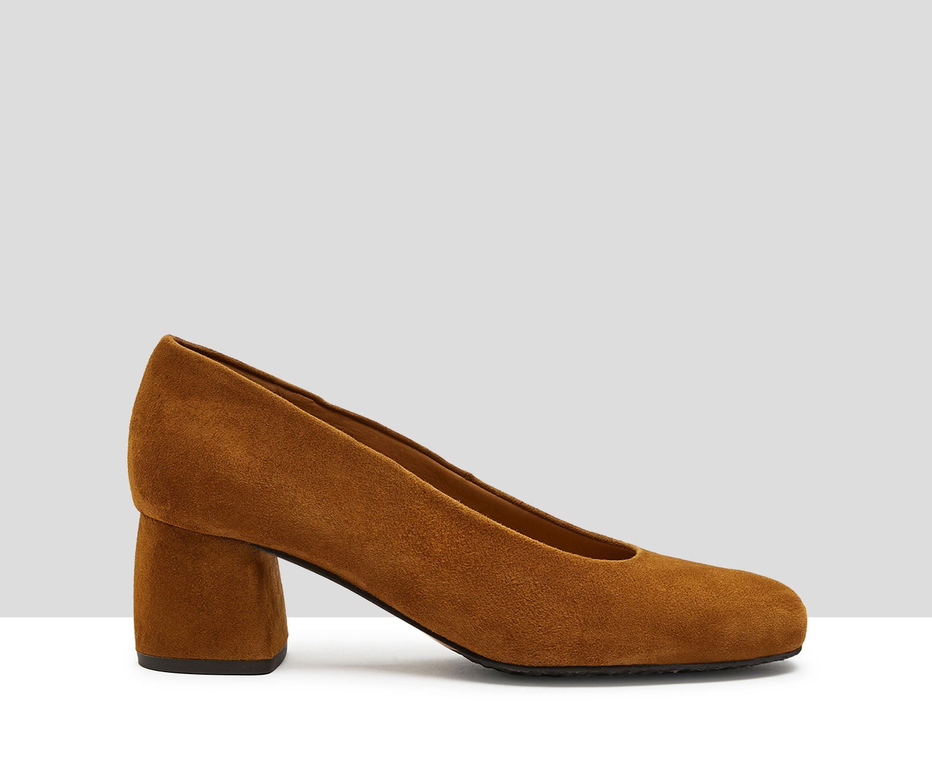 Zapato de mujer en piel con tacón medio. Isidora