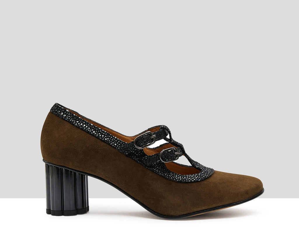 Women's leather shoe with a medium heel. Ileana
