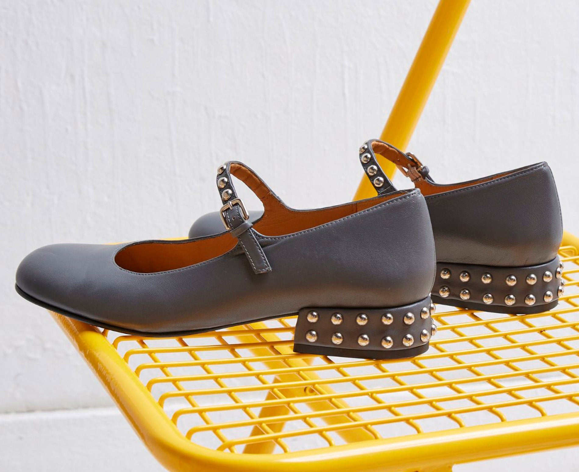 Zapato de mujer en piel con tacón bajo. Kimi