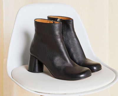 Women's leather ankle boot with a mid-heel. Kina