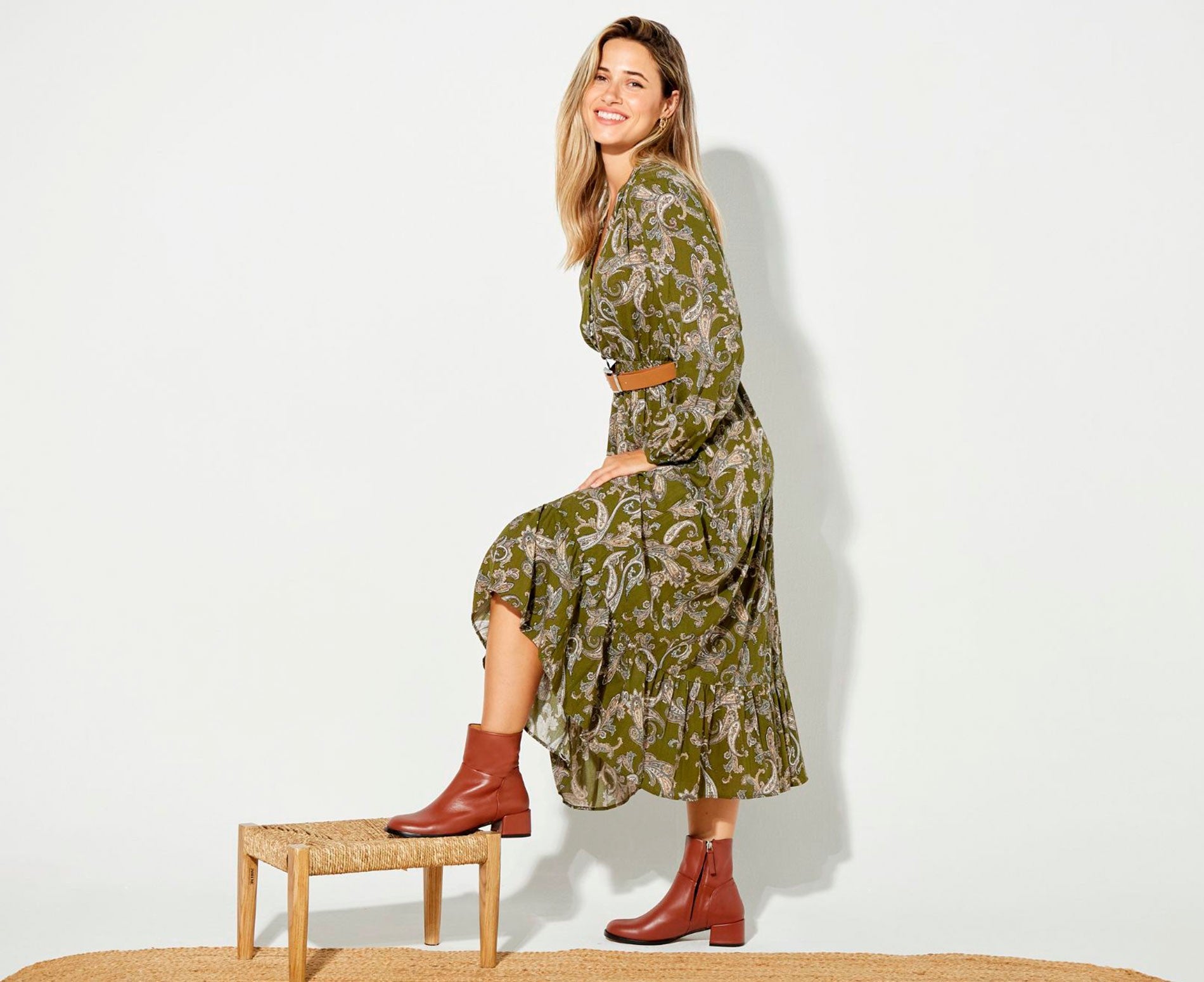 Botín de mujer en piel con tacón bajo. Kirby