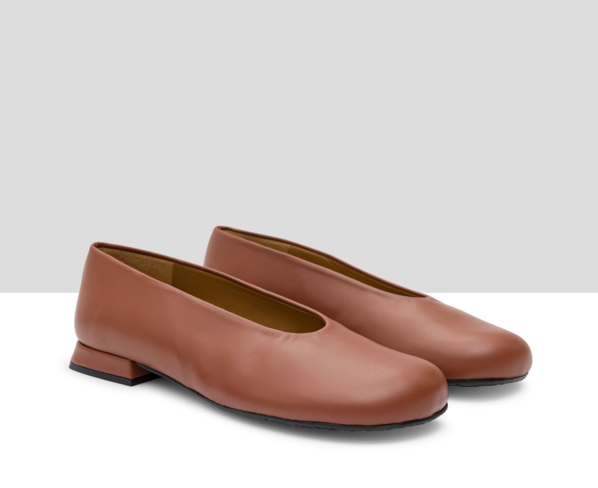 Zapato de mujer en piel con tacón bajo. Iberia