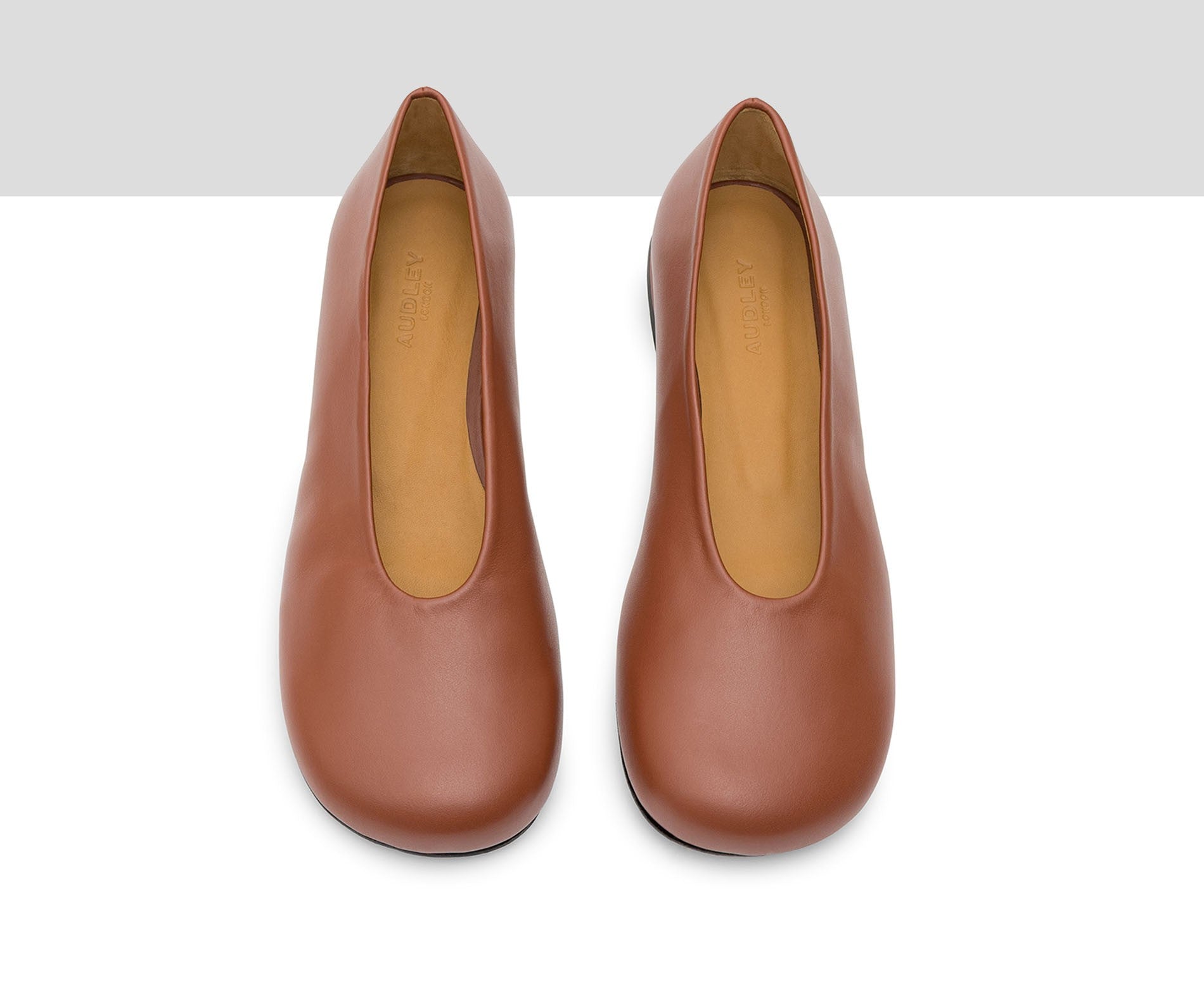 Zapato de mujer en piel con tacón bajo. Iberia