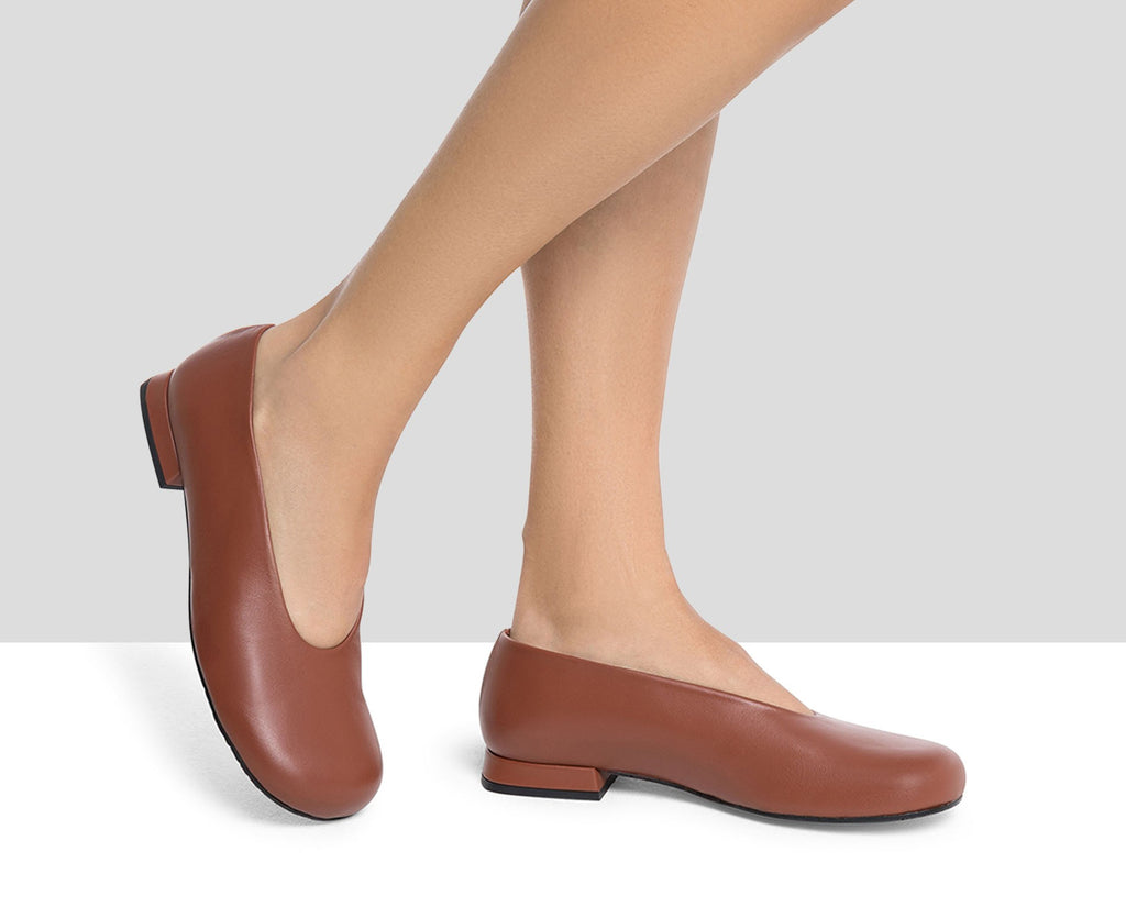 Women's leather shoe with a low heel. Iberia