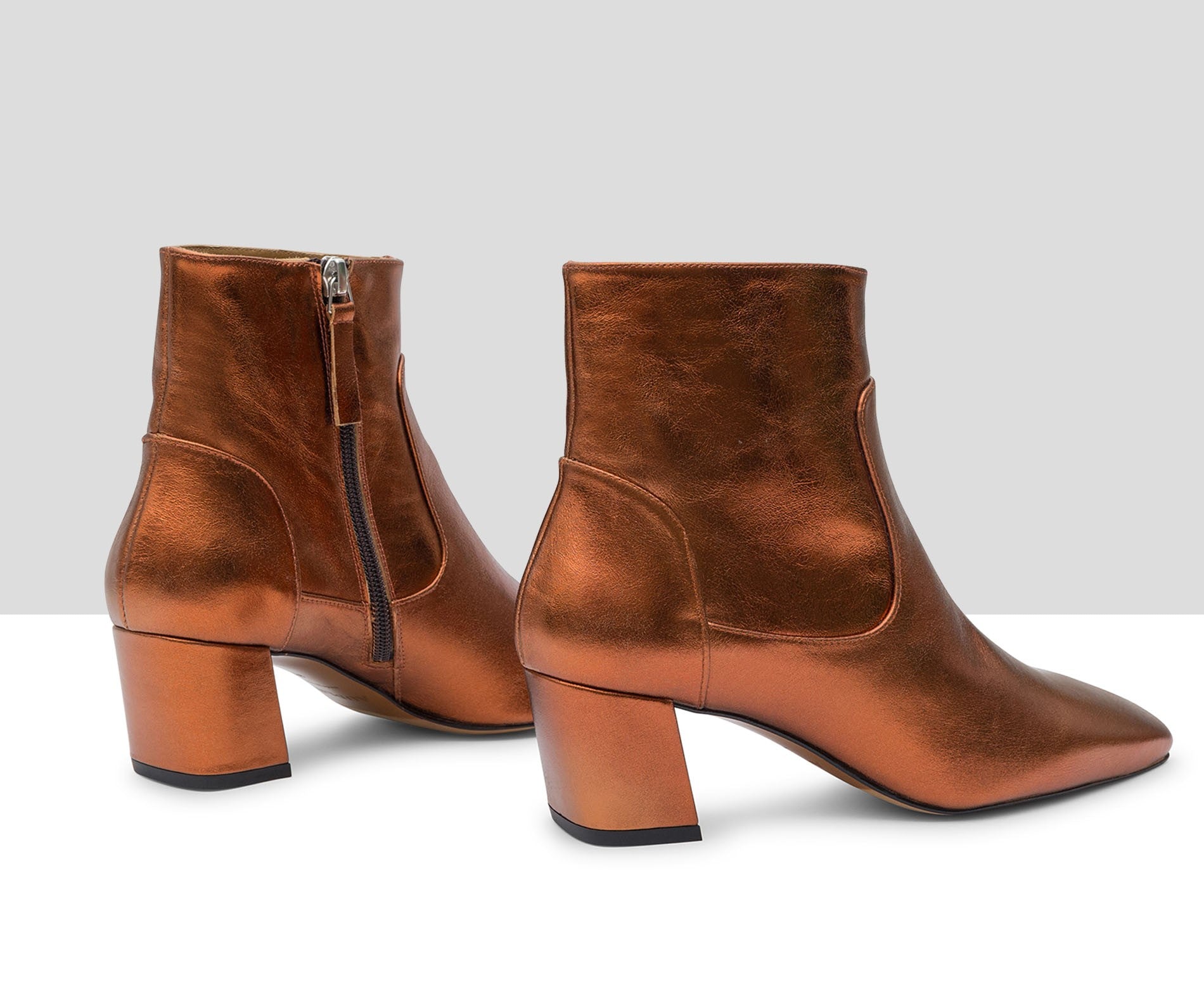 Botín de mujer en piel con tacón medio. Kavir