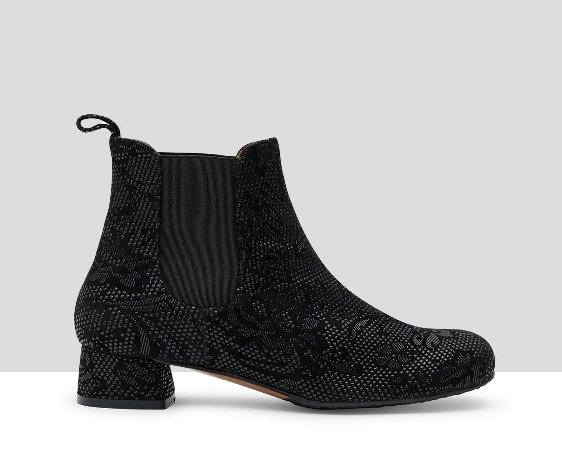 Botín de mujer en piel con tacón bajo. Kishi