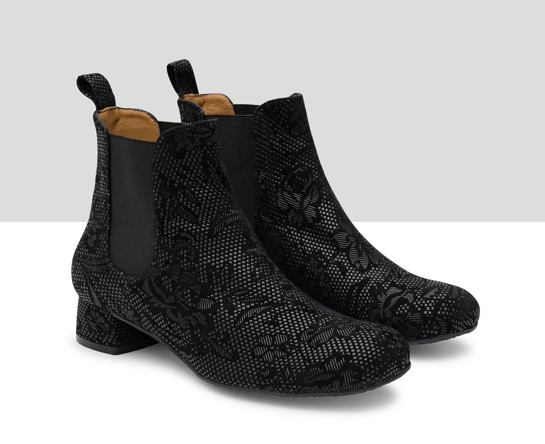 Botín de mujer en piel con tacón bajo. Kishi