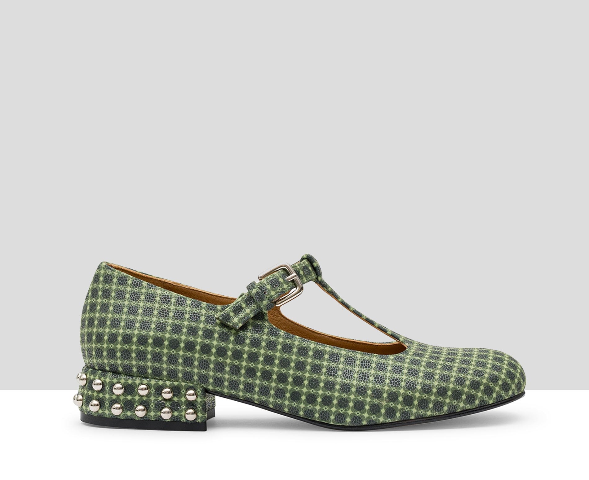 Zapato de mujer en piel con tacón bajo. Karla