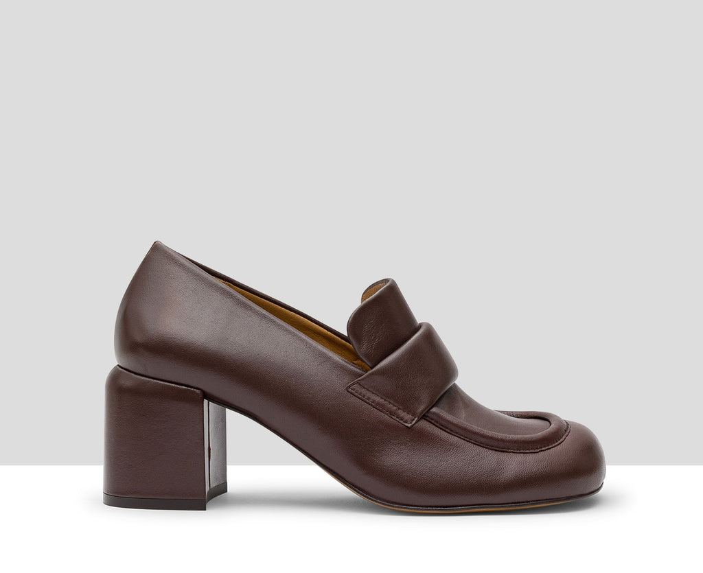 Scarpa da donna in pelle con tacco medio. Kristi