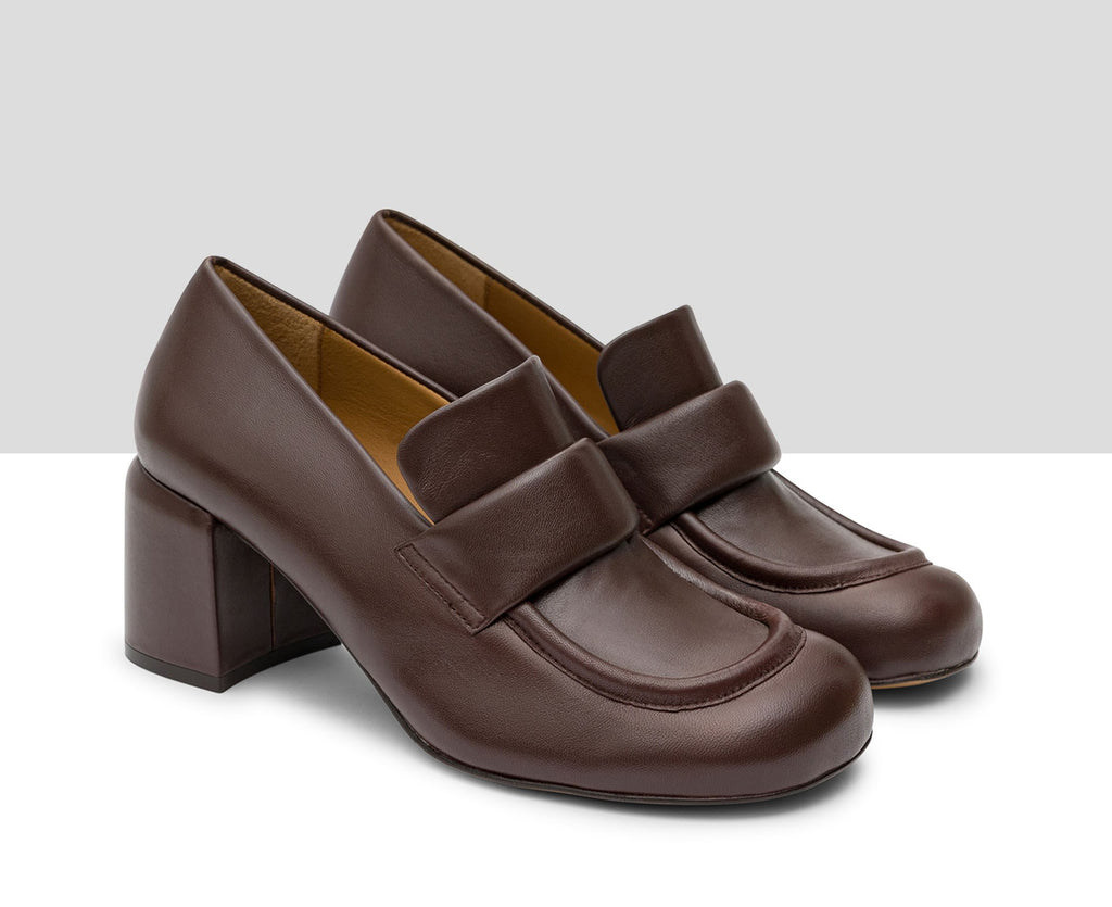 Scarpa da donna in pelle con tacco medio. Kristi