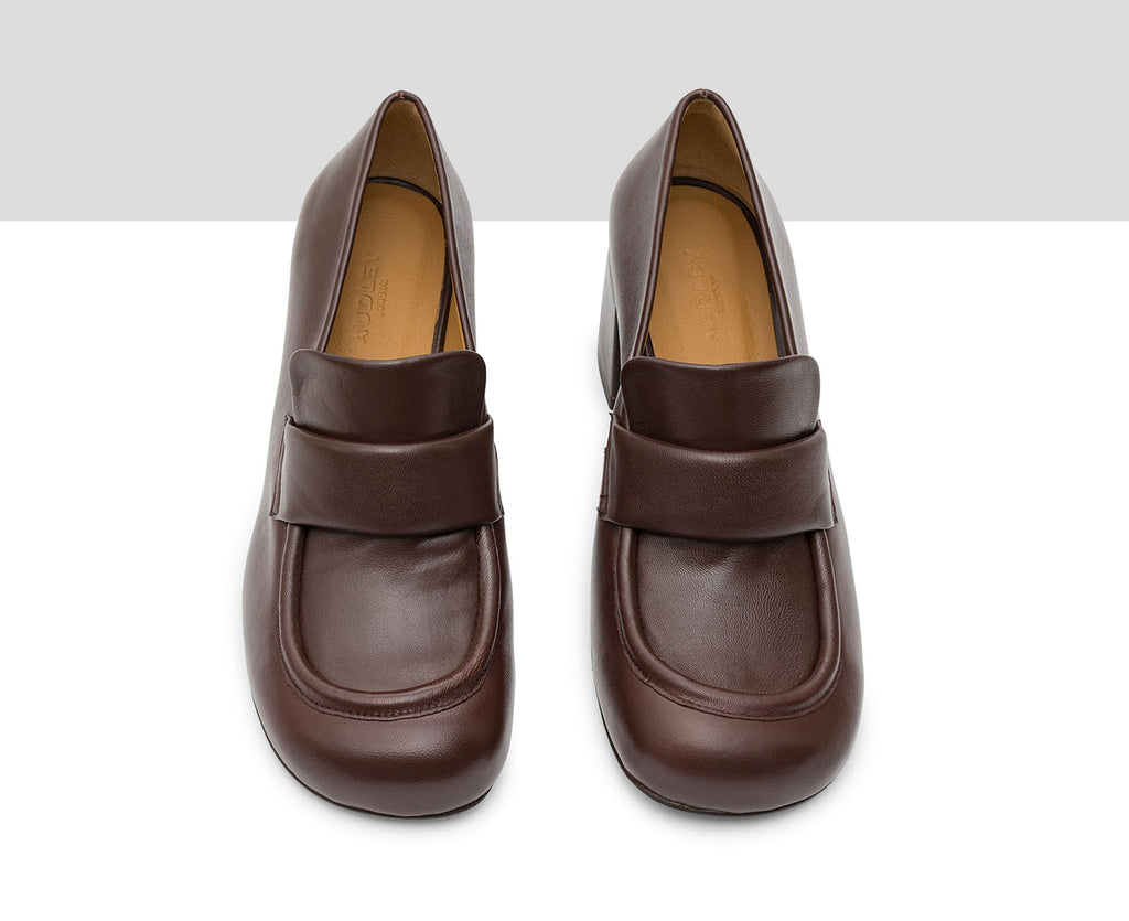 Scarpa da donna in pelle con tacco medio. Kristi