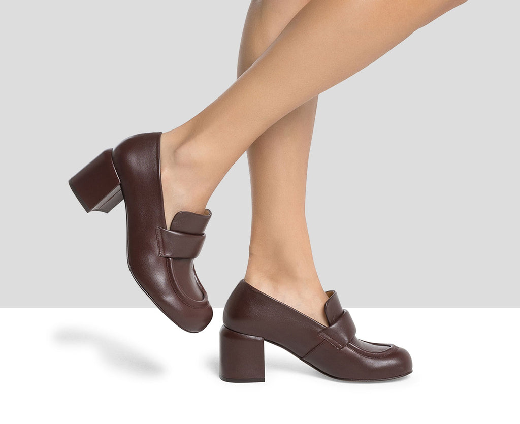 Scarpa da donna in pelle con tacco medio. Kristi