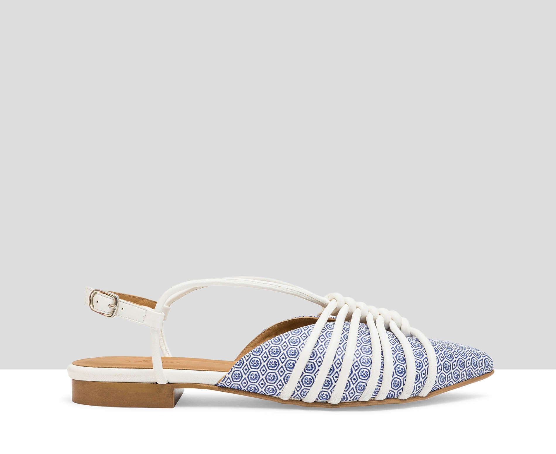 Zapato de mujer en piel con tacón bajo. Lia