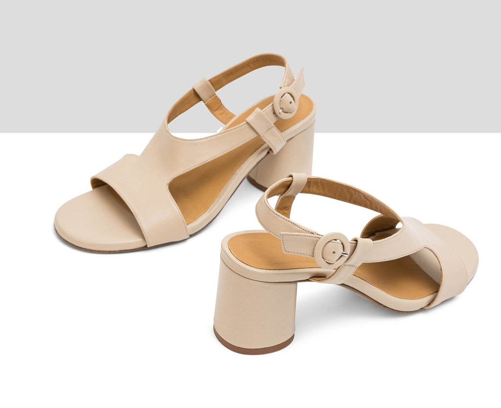 Sandalo da donna in pelle con tacco medio. Loris