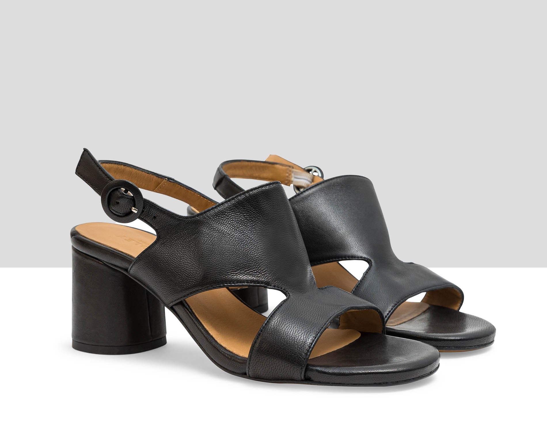 Sandalia de mujer en piel con tacón medio. Laury