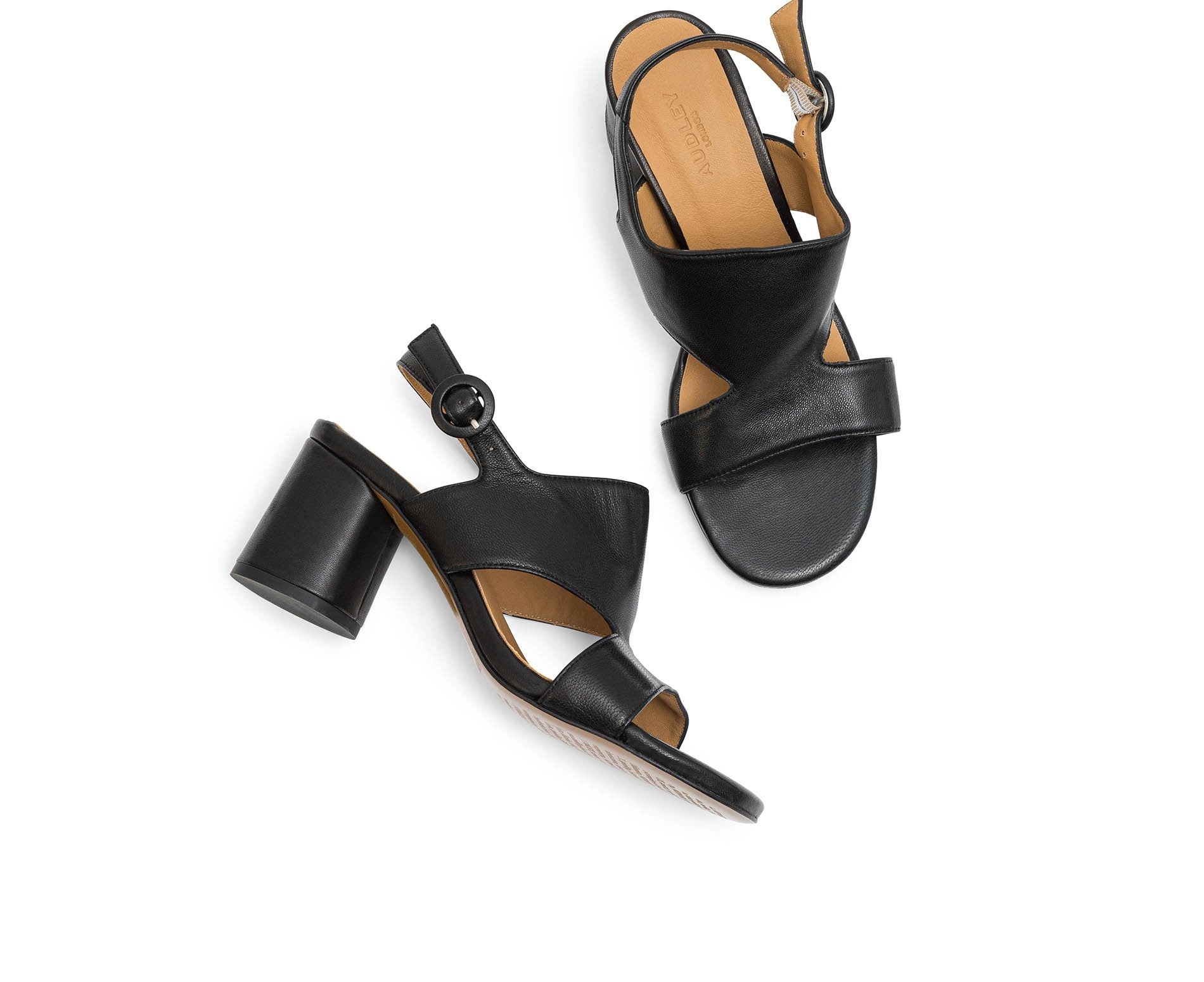 Sandalia de mujer en piel con tacón medio. Laury