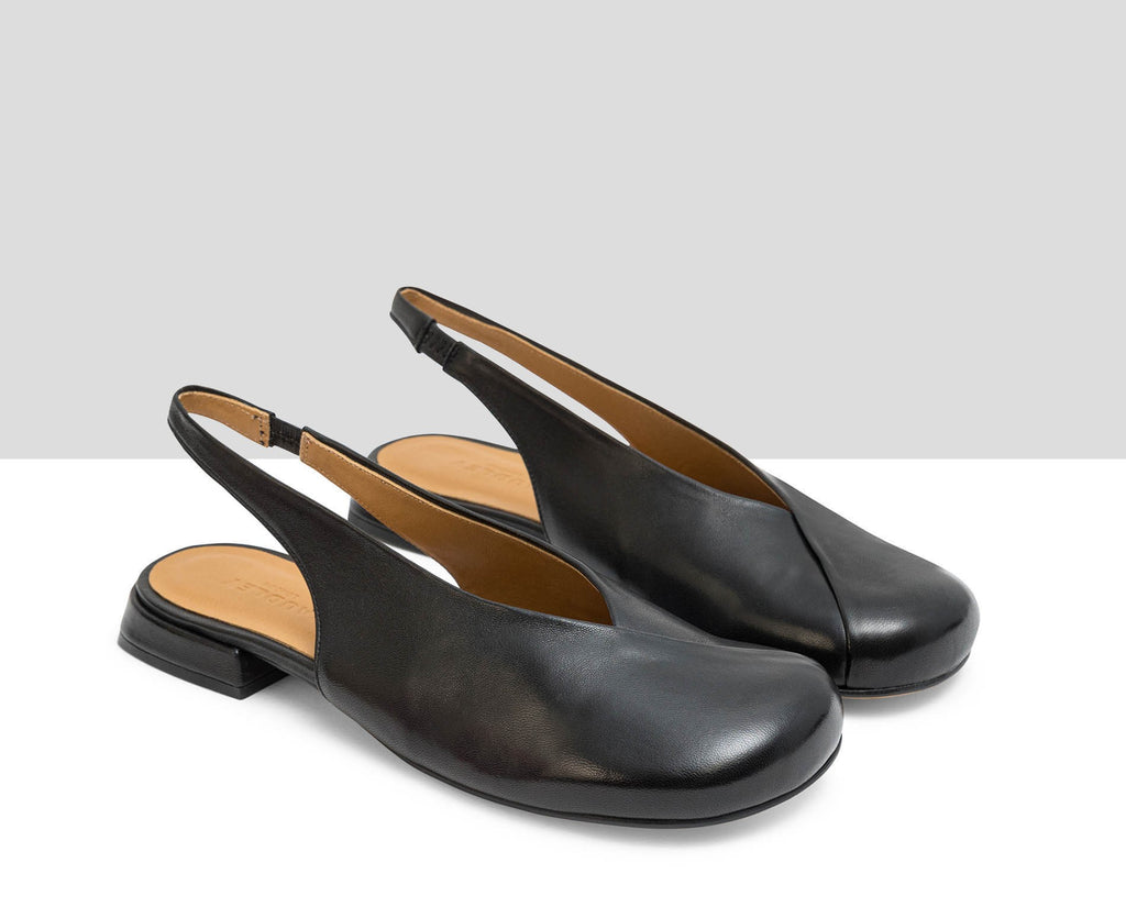 Women's leather shoe with a low heel. Lucy