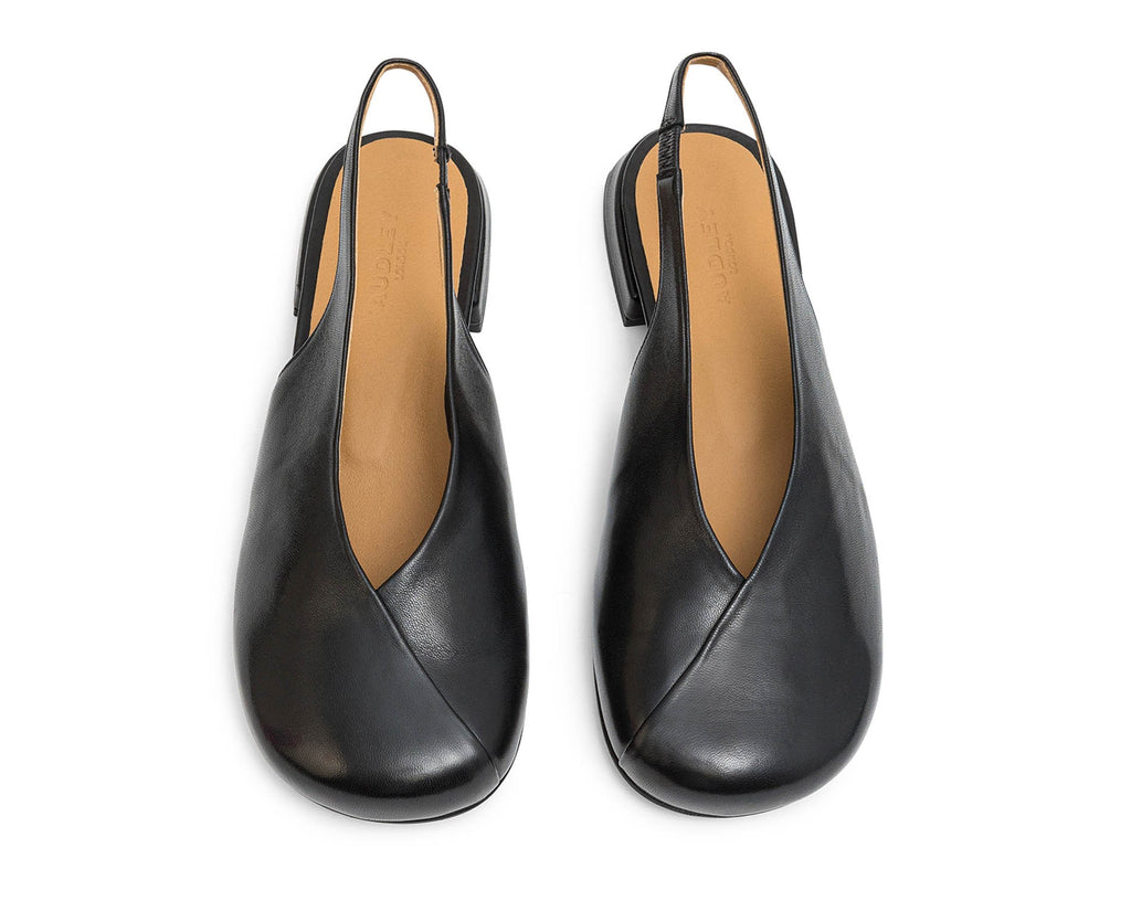 Women's leather shoe with a low heel. Lucy