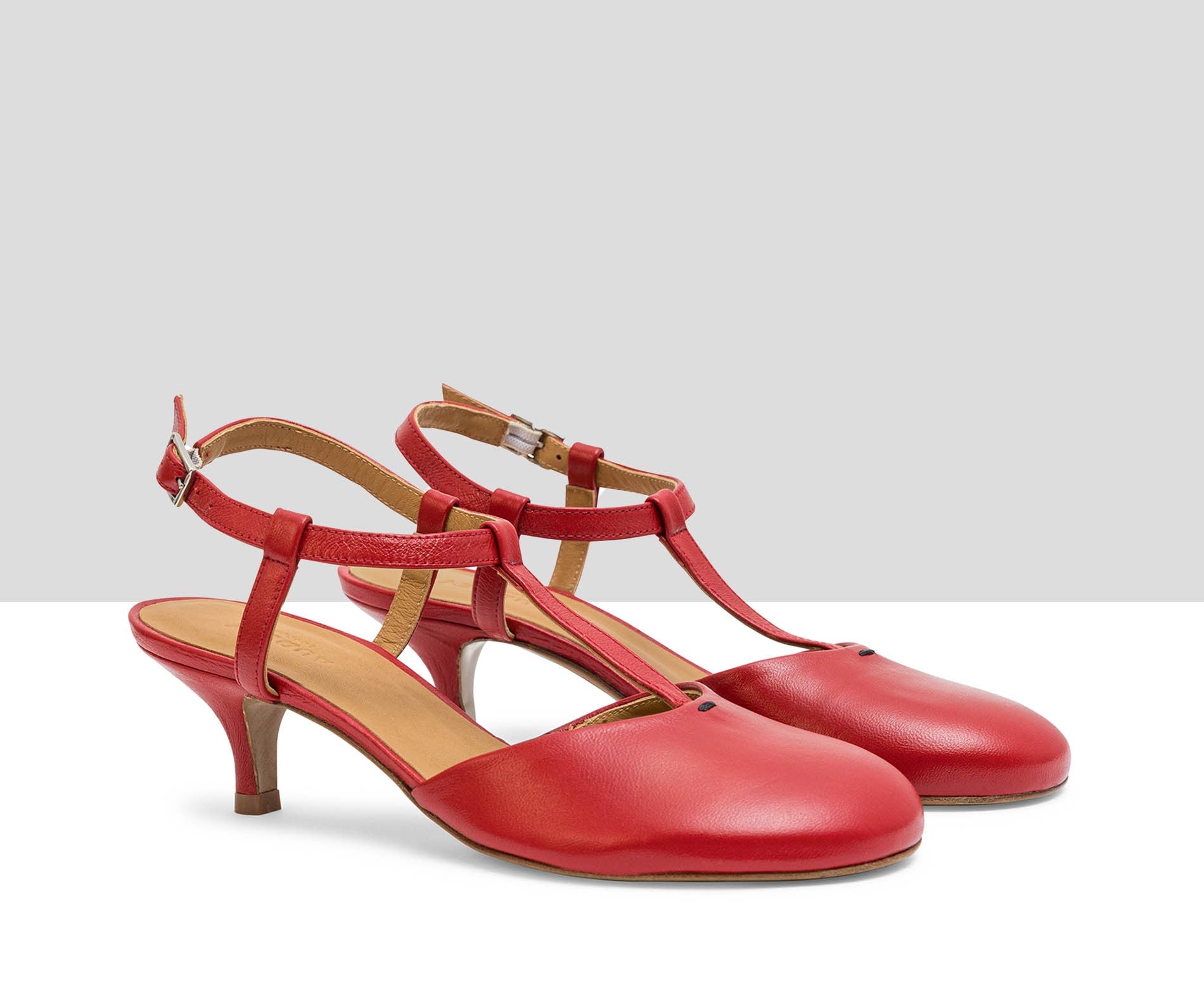 Scarpa da donna in pelle con tacco medio. Lola