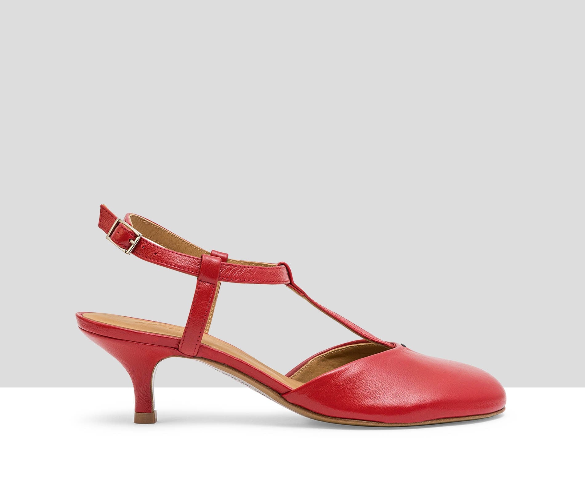 Scarpa da donna in pelle con tacco medio. Lola