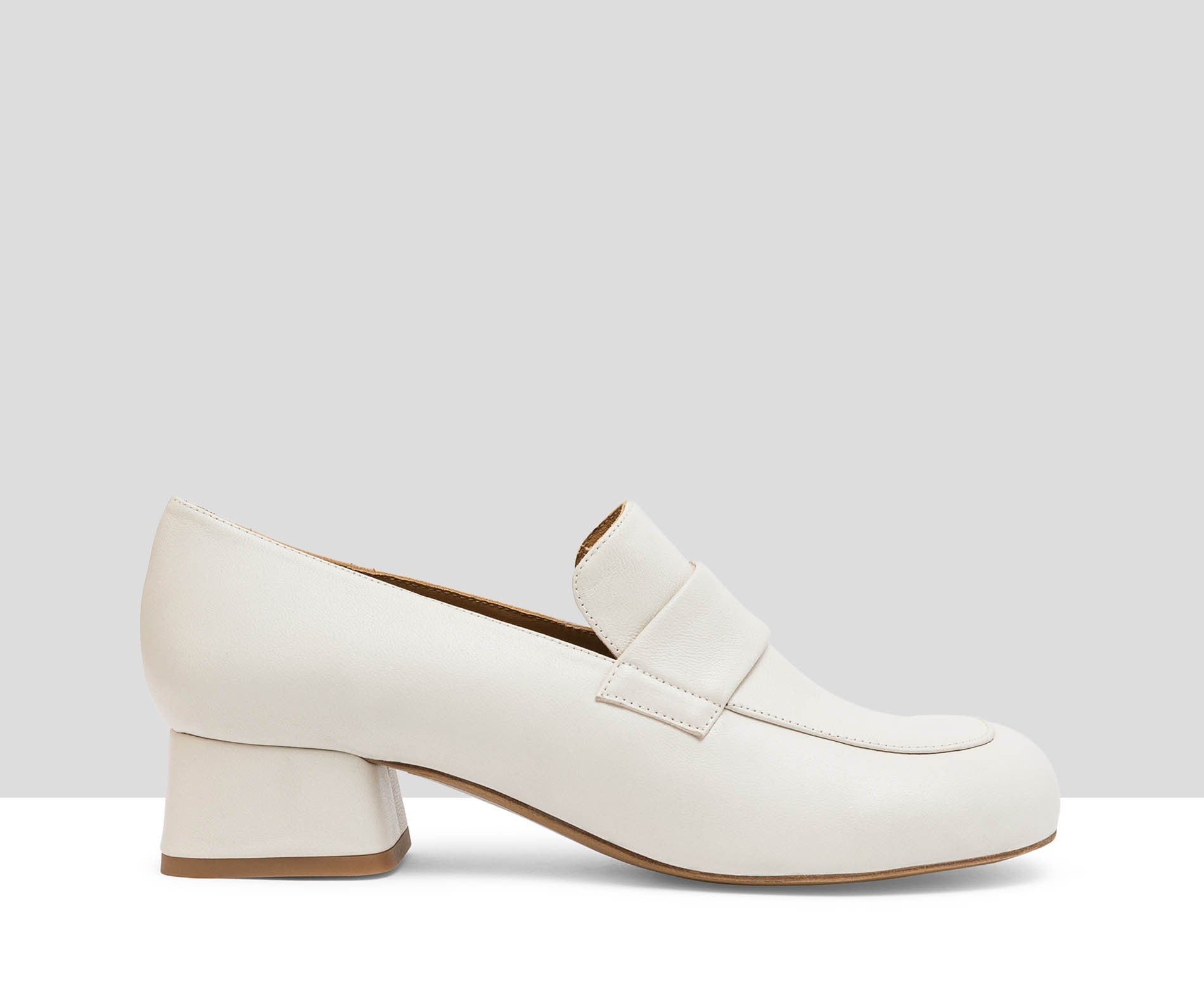 Scarpa da donna in pelle con tacco medio. Lanai