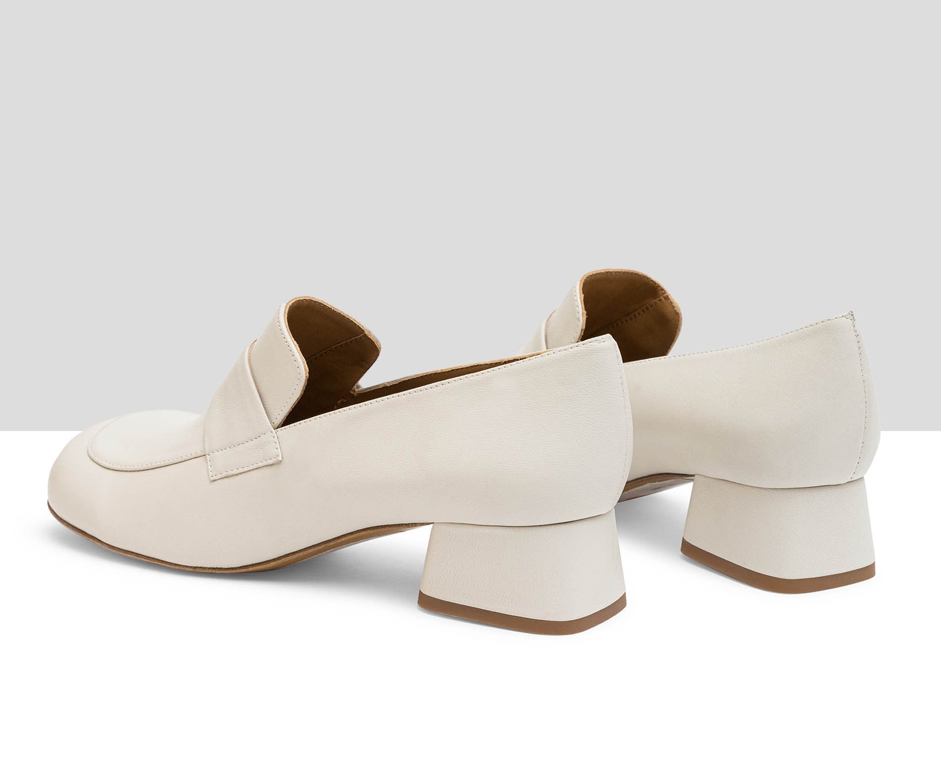 Scarpa da donna in pelle con tacco medio. Lanai