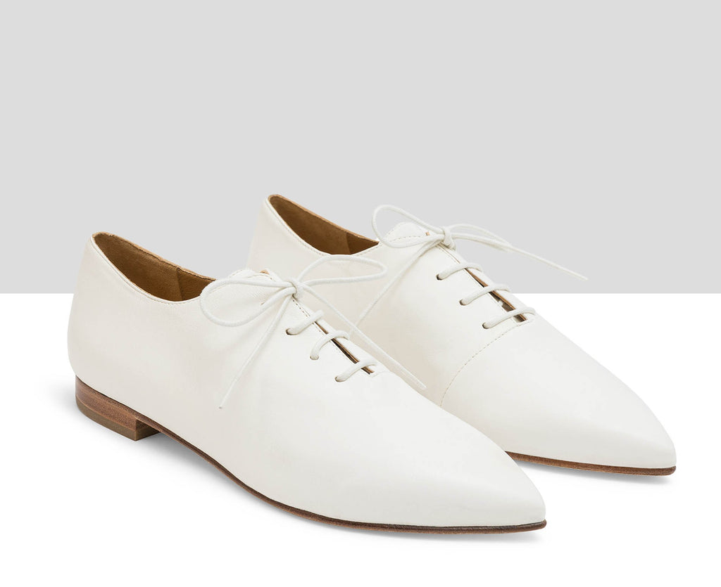 Zapato de mujer en piel con tacón bajo. Lika