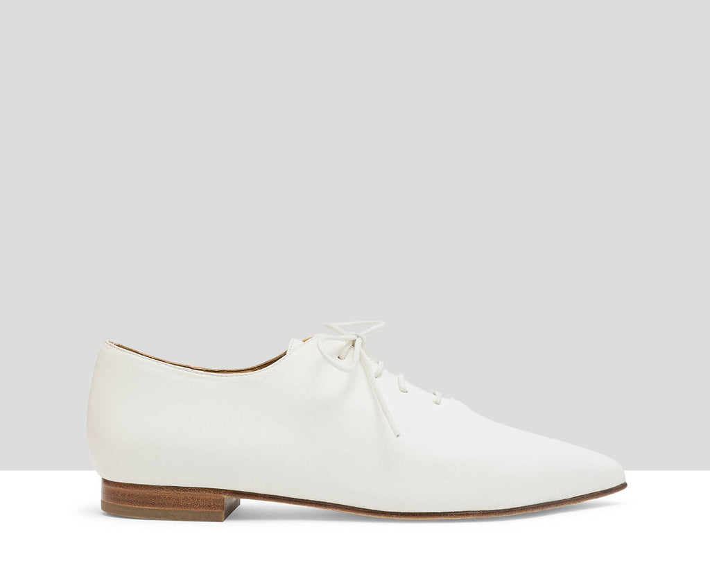 Zapato de mujer en piel con tacón bajo. Lika