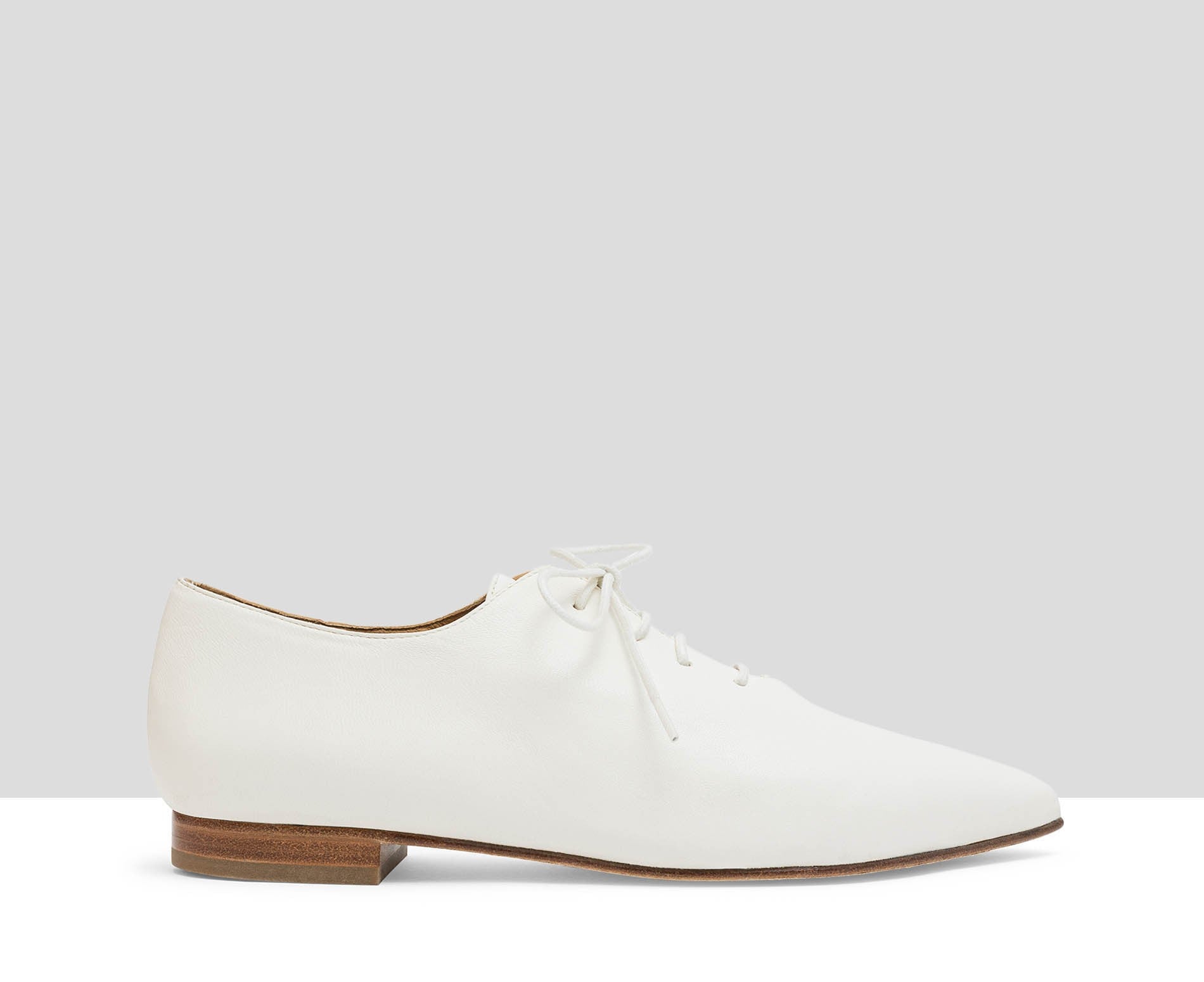 Zapato de mujer en piel con tacón bajo. Lika