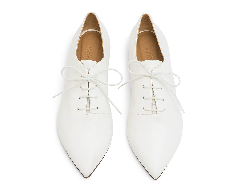 Zapato de mujer en piel con tacón bajo. Lika