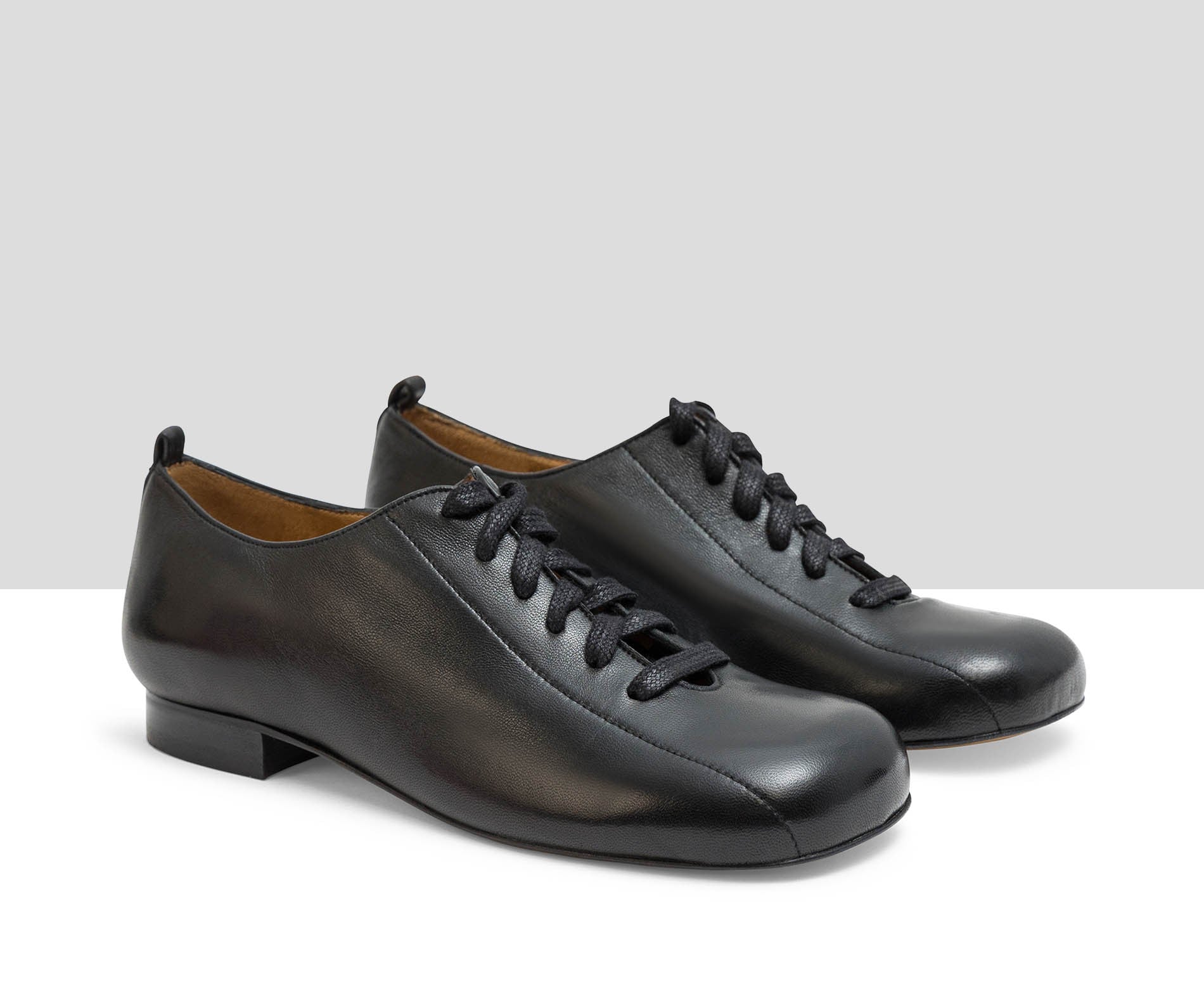 Scarpa da donna in pelle con tacco basso. Lory