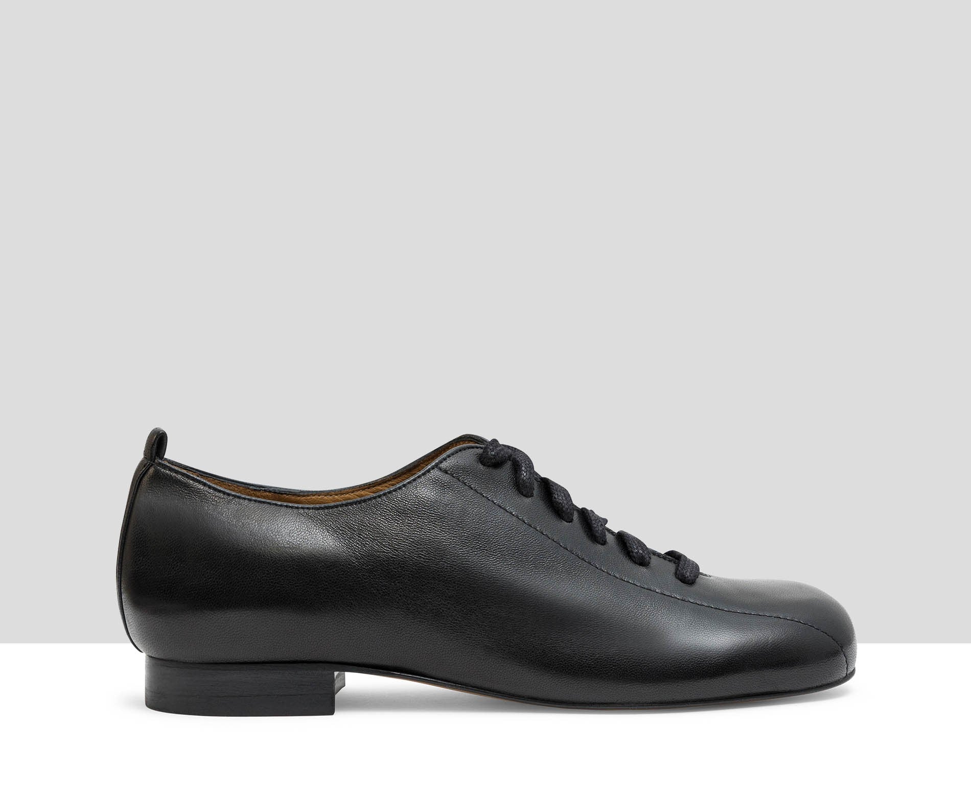 Scarpa da donna in pelle con tacco basso. Lory