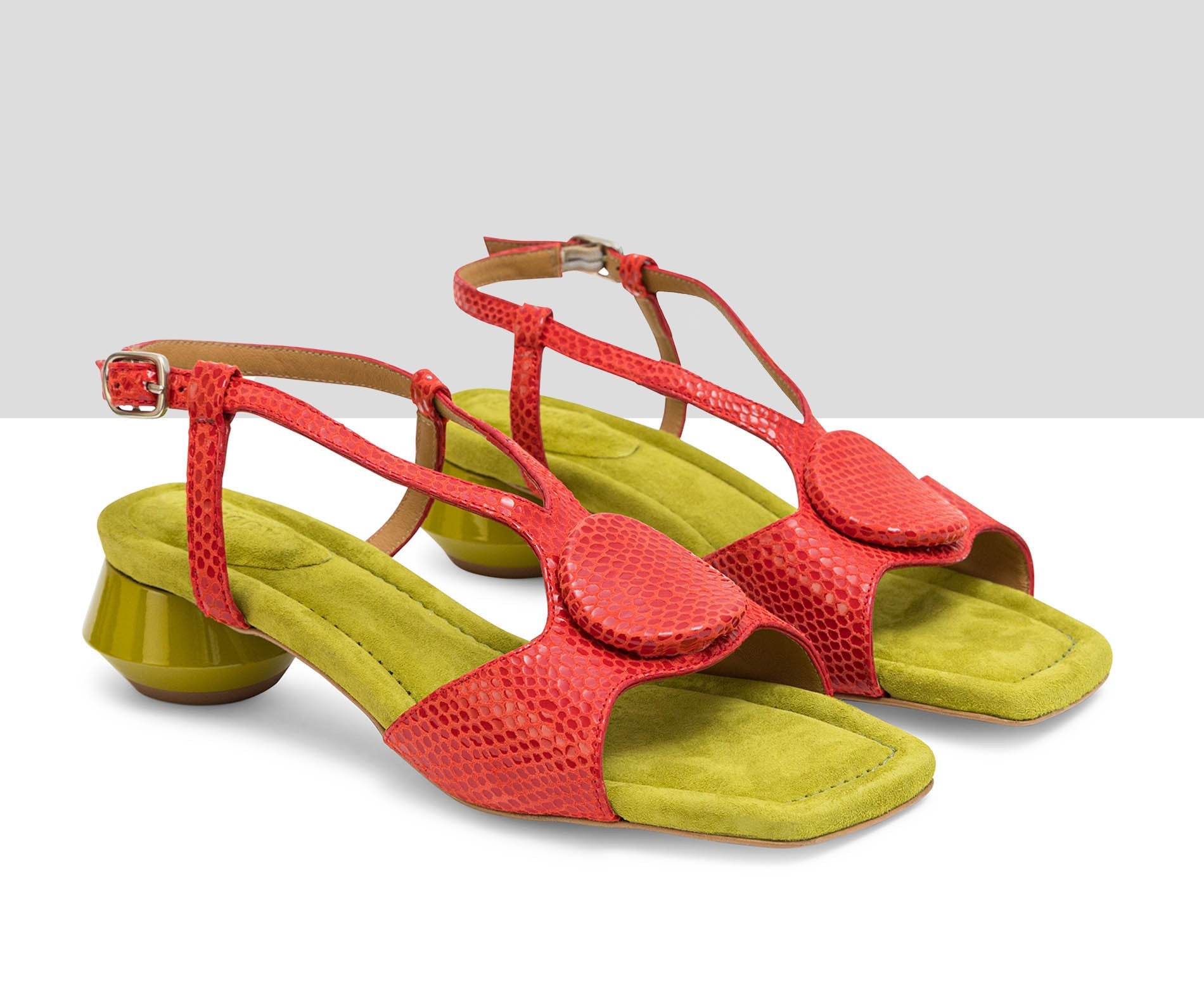 Sandalia de mujer en piel con tacón medio. Lenet