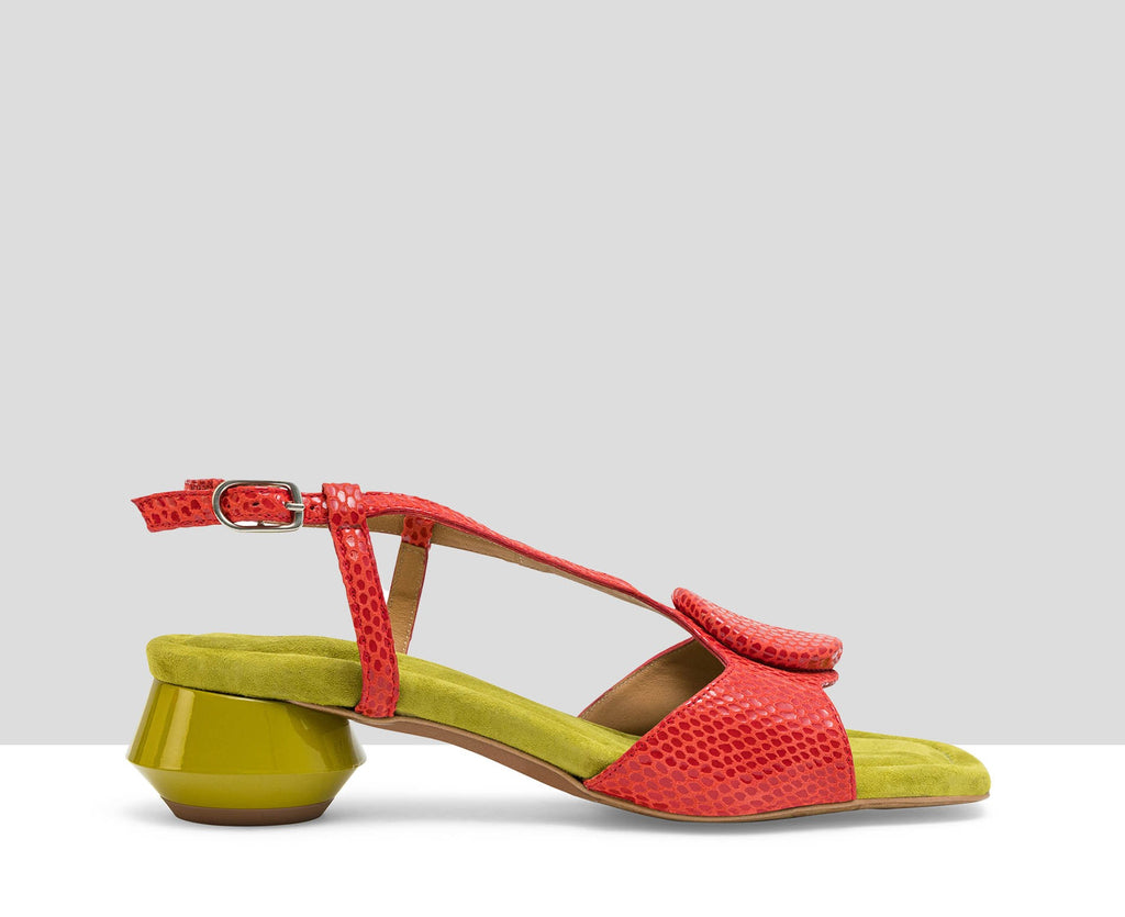 Sandalia de mujer en piel con tacón medio. Lenet